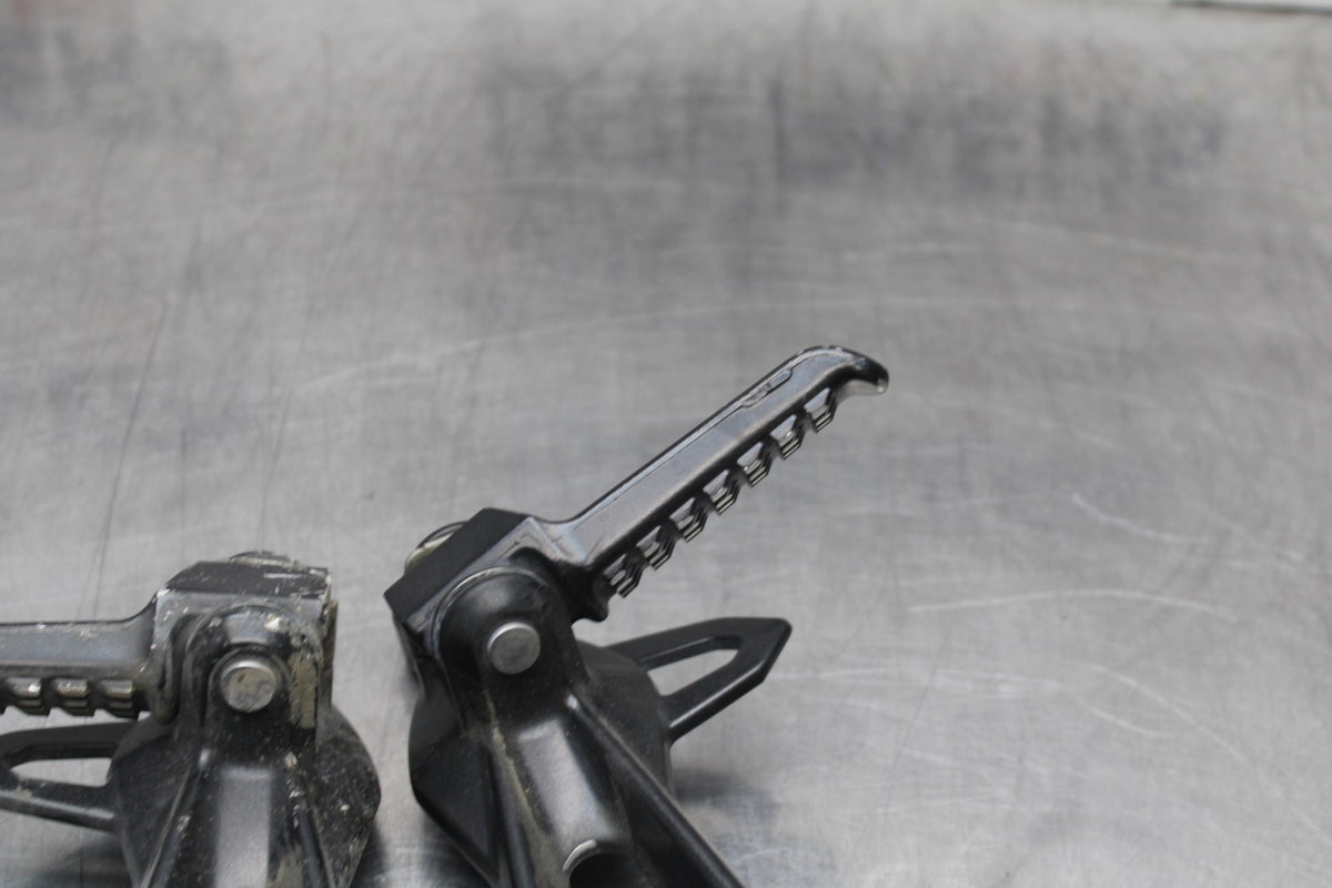 08 KAWASAKI NINJA ZX10R REAR BACK PASSENGER PEG SET PAIR BB201