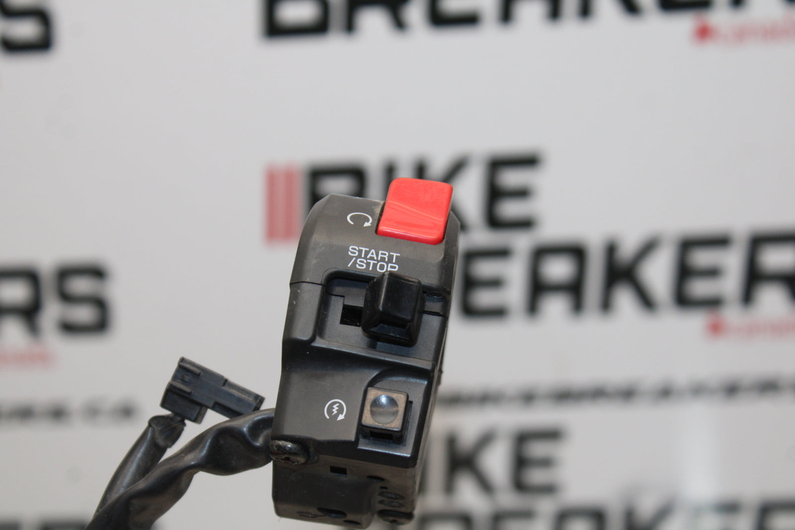 04-05 KAWASAKI NINJA ZX10R RIGHT CLIP ON HANDLE KILL OFF START SWITCHES BB163