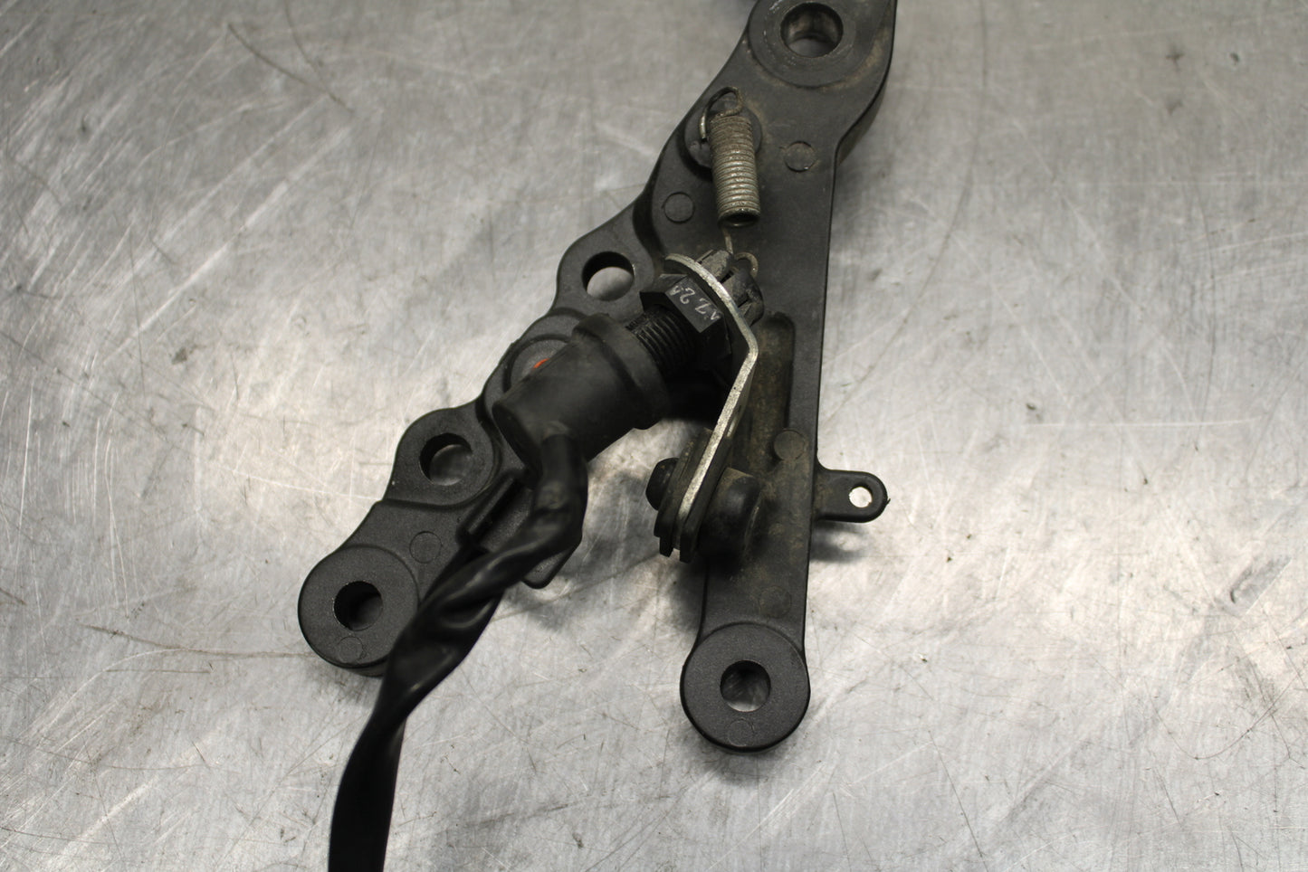 08-16 YAMAHA YZF R6 RIGHT REARSET REAR SET DRIVER FOOT PEG BRACKET MOUNT BB131