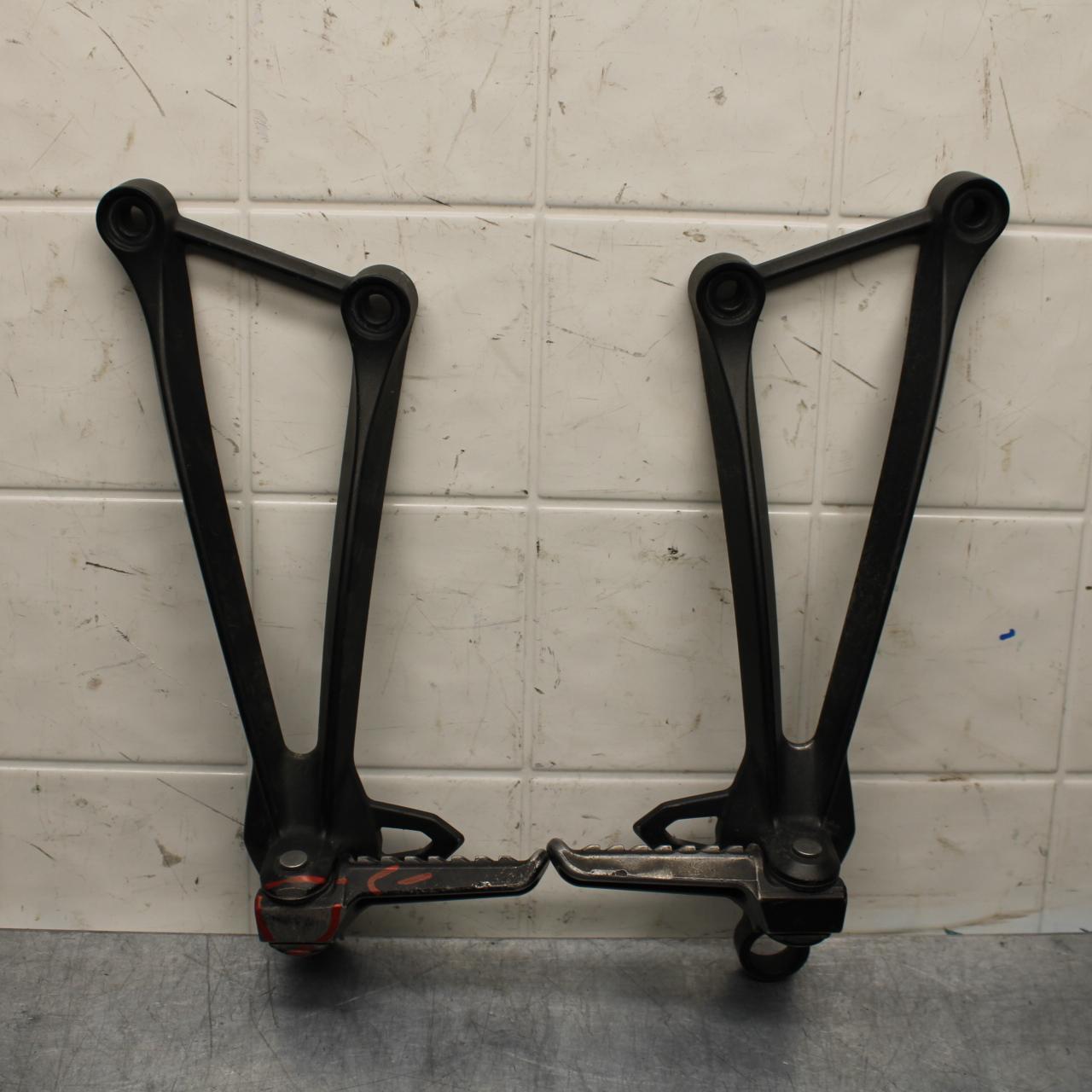 2011 Kawasaki Ninja ZX6R ZX600R RIGHT LEFT PASSENGER FOOT PEGS   BB587