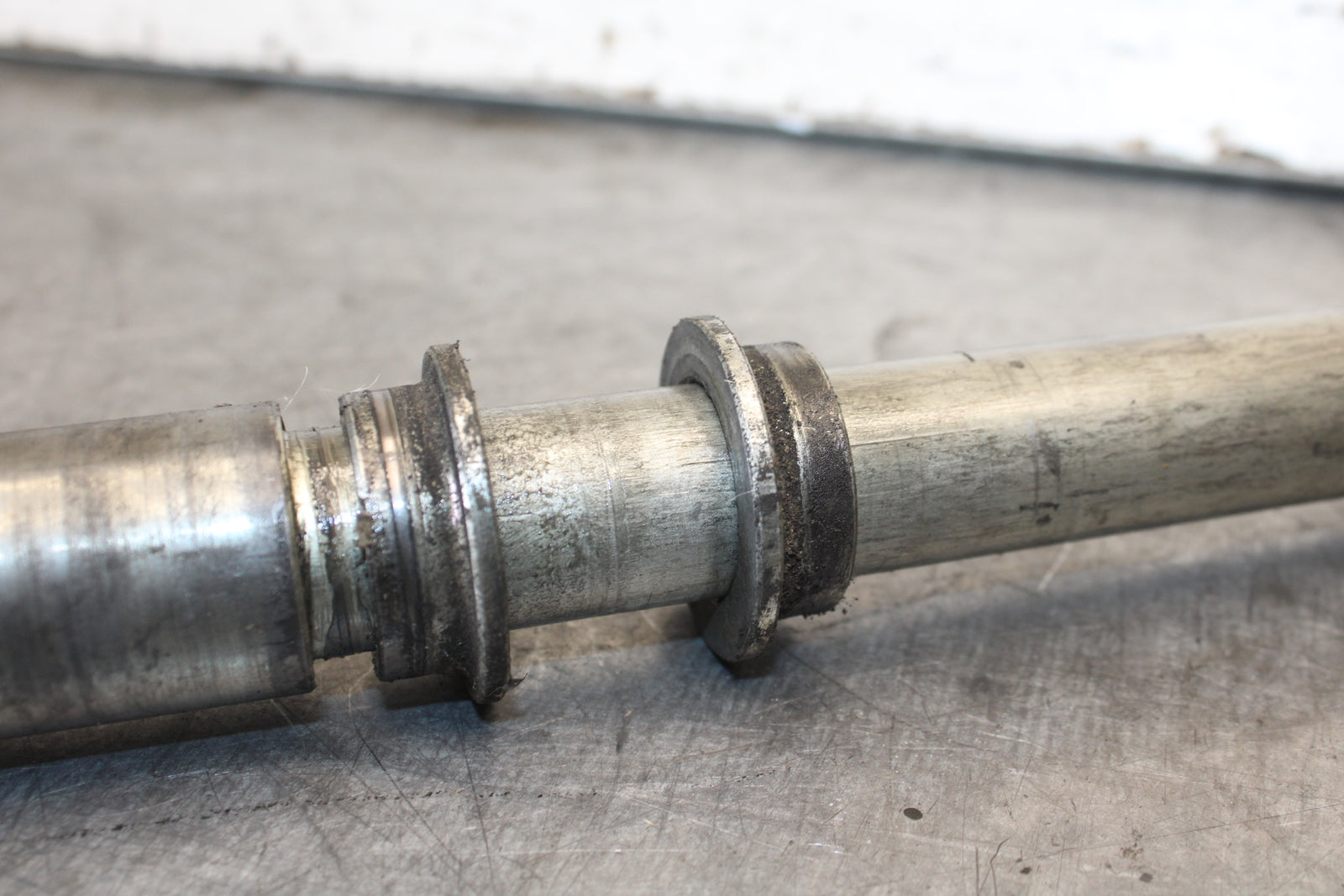 03-04 KAWASAKI NINJA ZX6RR FRONT WHEEL RIM AXLE PIVOT BOLT BB684