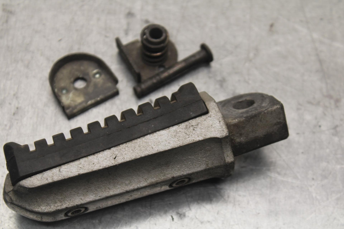 84-86 KAWASAKI GPZ900 REAR BACK PASSENGER PEG SET PAIR BB84