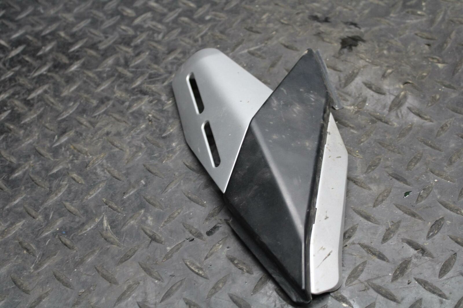 03-04 HONDA CBR600RR REAR BACK FENDER MUD GUARD TRIM LEFT BB200