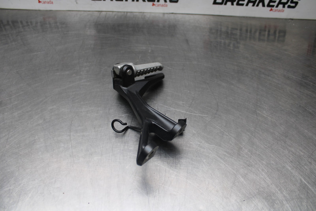 18-26 KAWASAKI Z400 LEFT RIGHT REAR PILLION PEG BRACKETS MOUNTS BB852