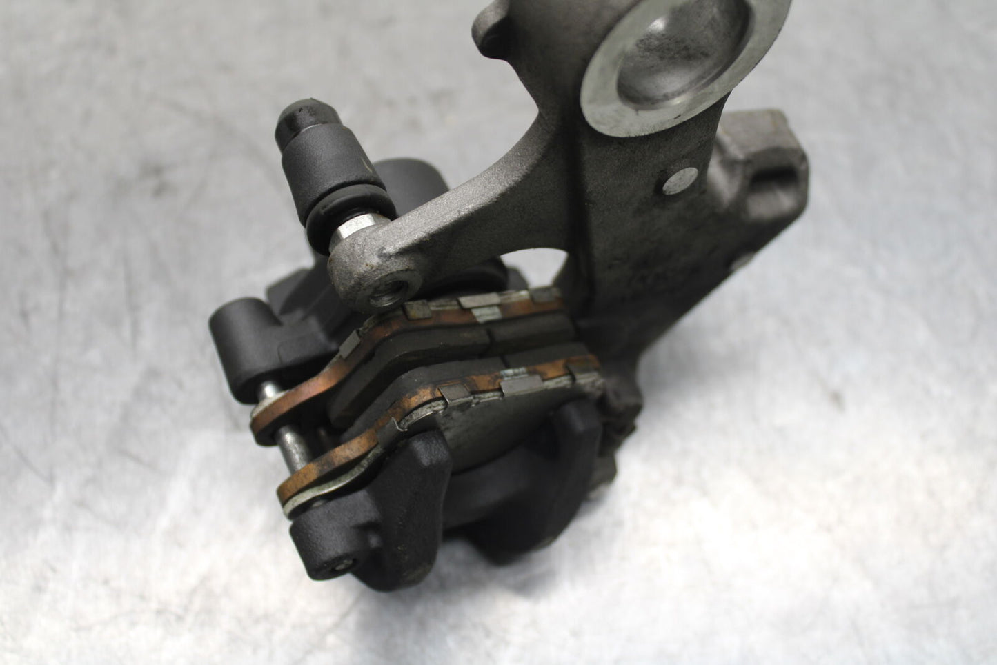 13 SUZUKI GSXR750 REAR BACK BRAKE CALIPER W MOUNT BRACKET BB110