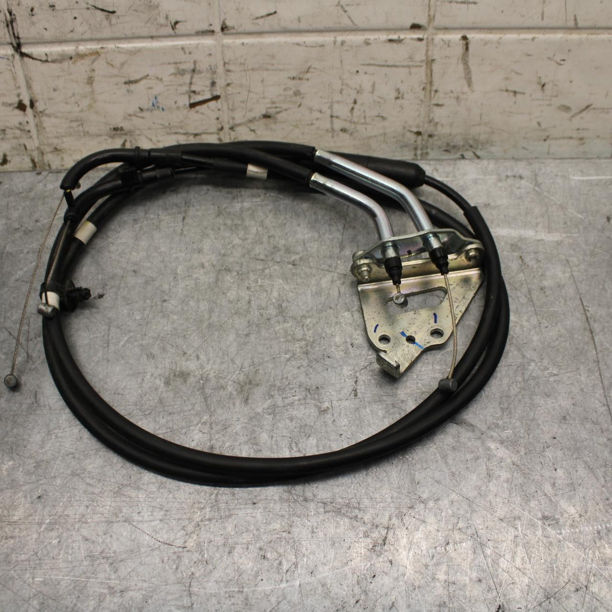19 YAMAHA YZF R3 THROTTLE CABLES LINES BB56