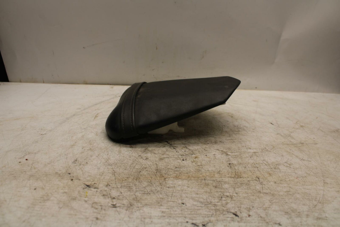 08 YAMAHA YZF R6 2c0 REAR BACK PASSENGER TANDEM SEAT PAD SADDLE PILLION BB365