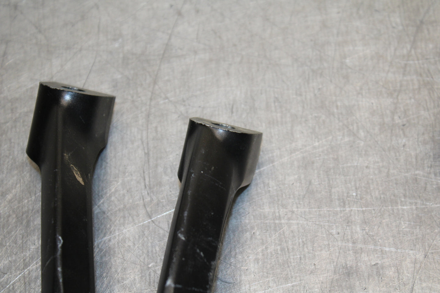09 SUZUKI GSXR600 REAR BACK PASSENGER PEG SET PAIR BB759
