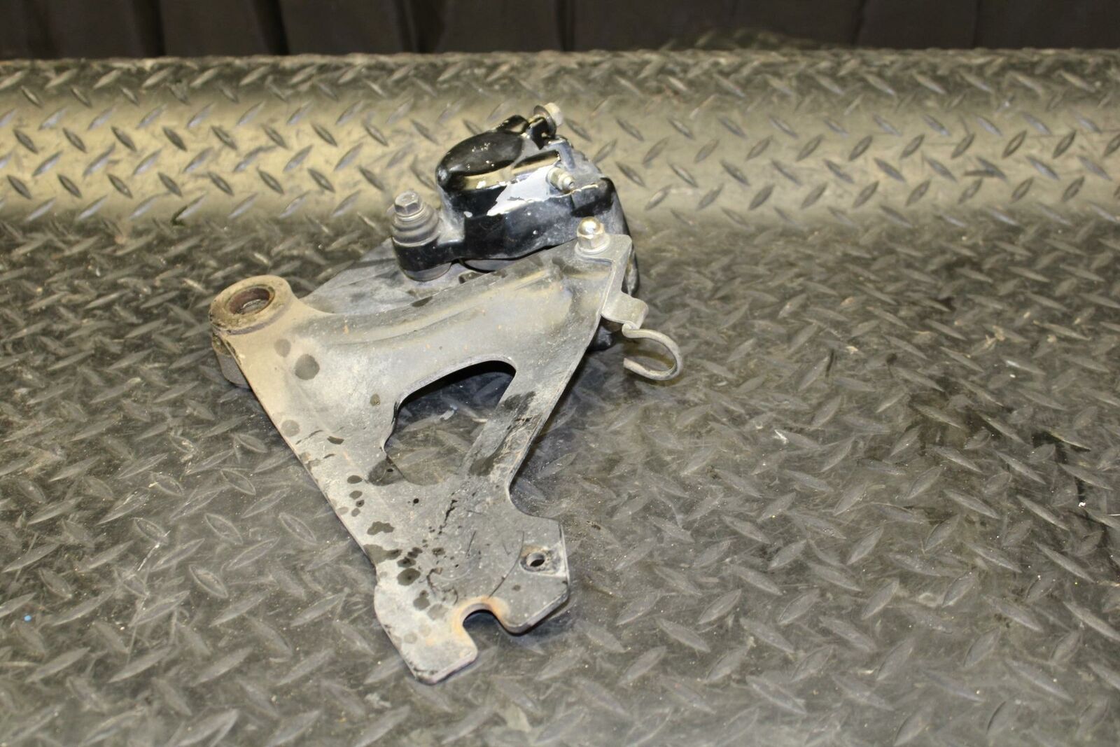 80-81 YAMAHA XS1100 SPECIAL REAR BACK BRAKE CALIPER W MOUNT BRACKET bb174