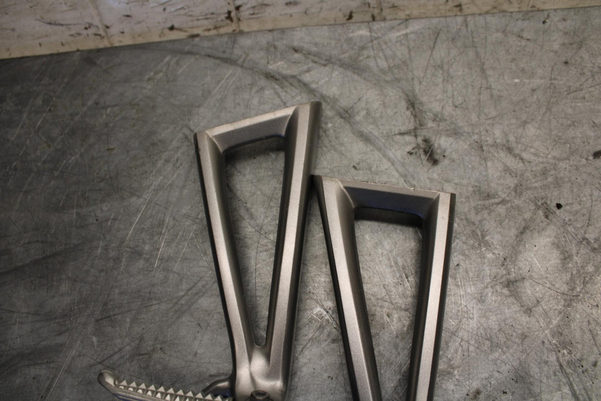 2009 Yamaha YZF R6 REAR BACK PASSENGER PEG SET PAIR 2C0-2741L-00-00 BB532