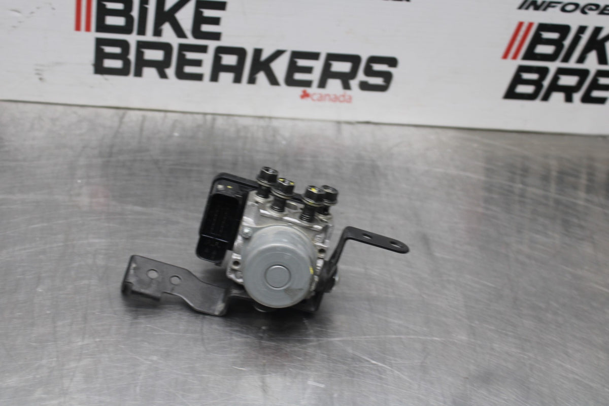 18-26 KAWASAKI Z400 ABS PUMP UNIT MODULE BB852