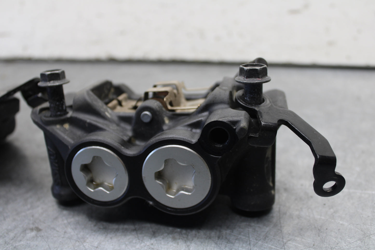 22-24 YAMAHA XSR900 RIGHT LEFT FRONT BRAKE CALIPER SET PAIR CALIPERS BB683