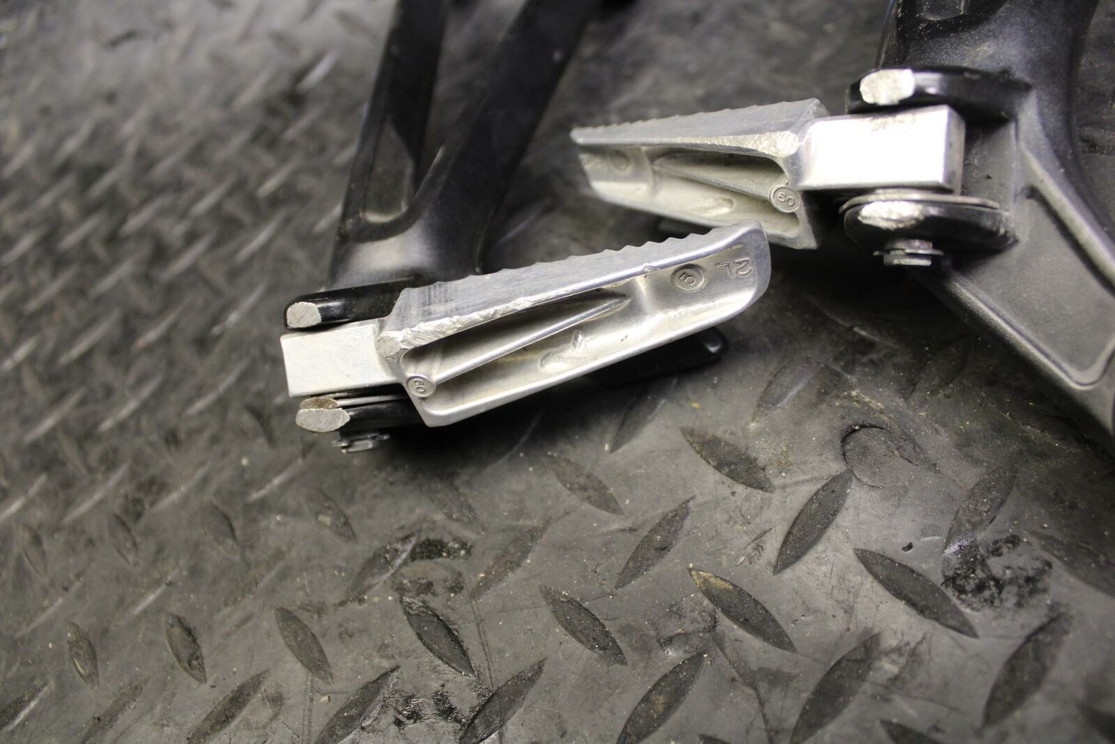 10 SUZUKI GSXR750 REAR BACK PASSENGER PEG SET PAIR bb190