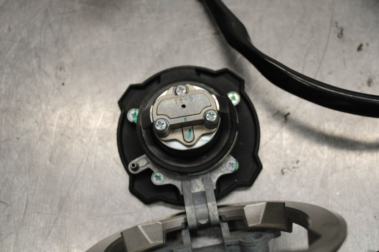 19-22 KAWASAKI Z400 IGNITION LOCK KEY SET W/ GAS CAP AND SEAT LOCK BB738