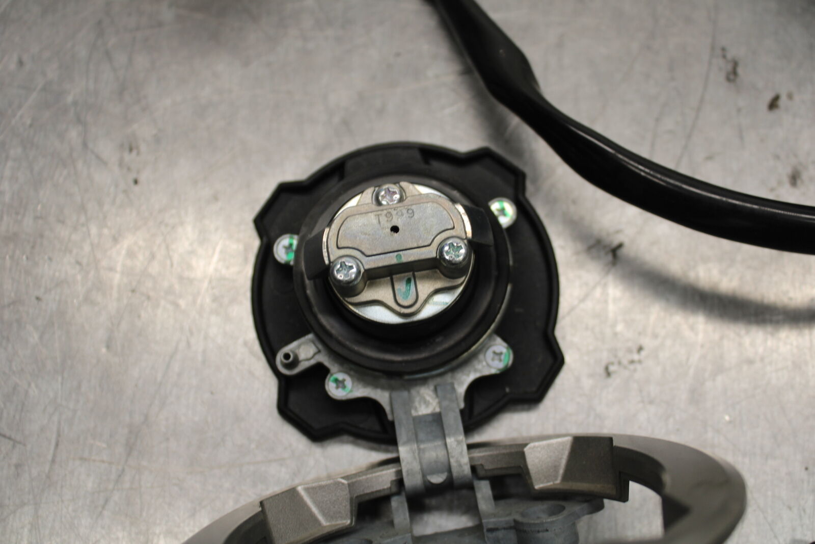 19-22 KAWASAKI Z400 IGNITION LOCK KEY SET W/ GAS CAP AND SEAT LOCK BB738