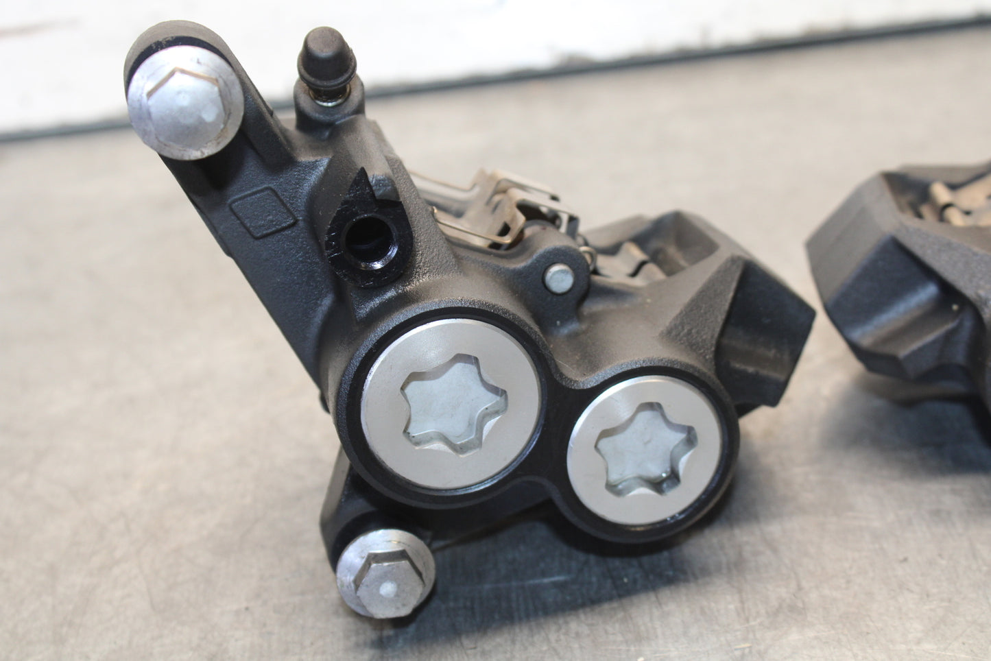 18-24 YAMAHA MT-07 RIGHT LEFT FRONT BRAKE CALIPER SET PAIR CALIPERS BB662