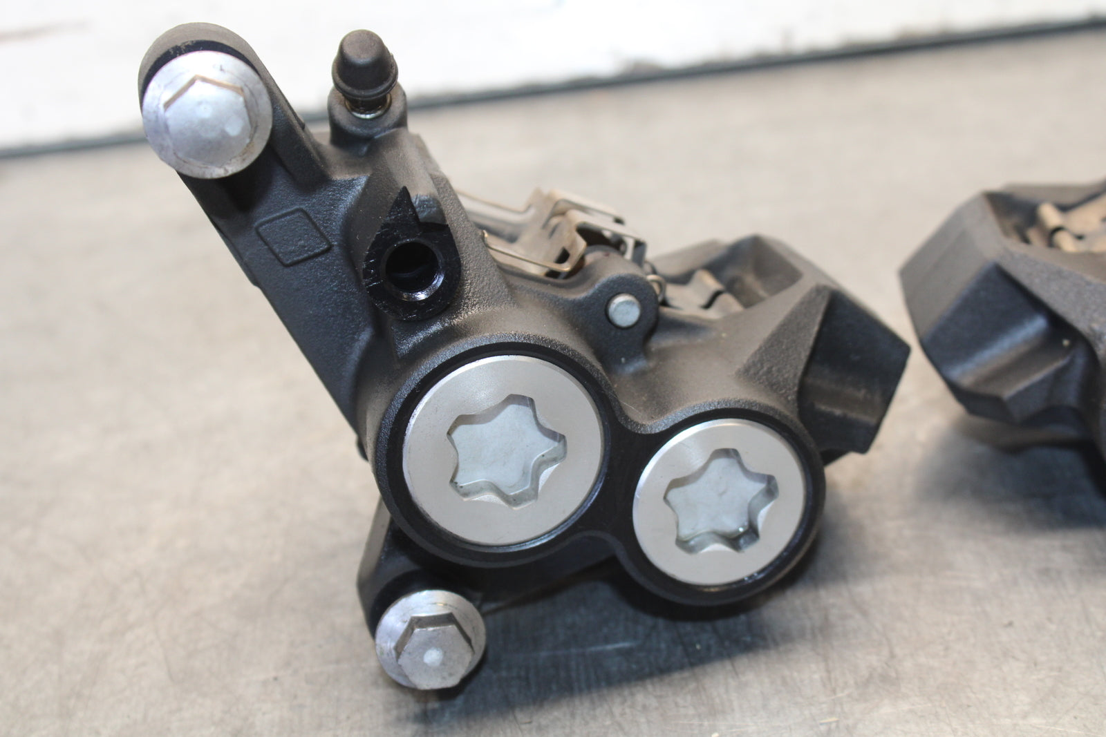 18-24 YAMAHA MT-07 RIGHT LEFT FRONT BRAKE CALIPER SET PAIR CALIPERS BB662