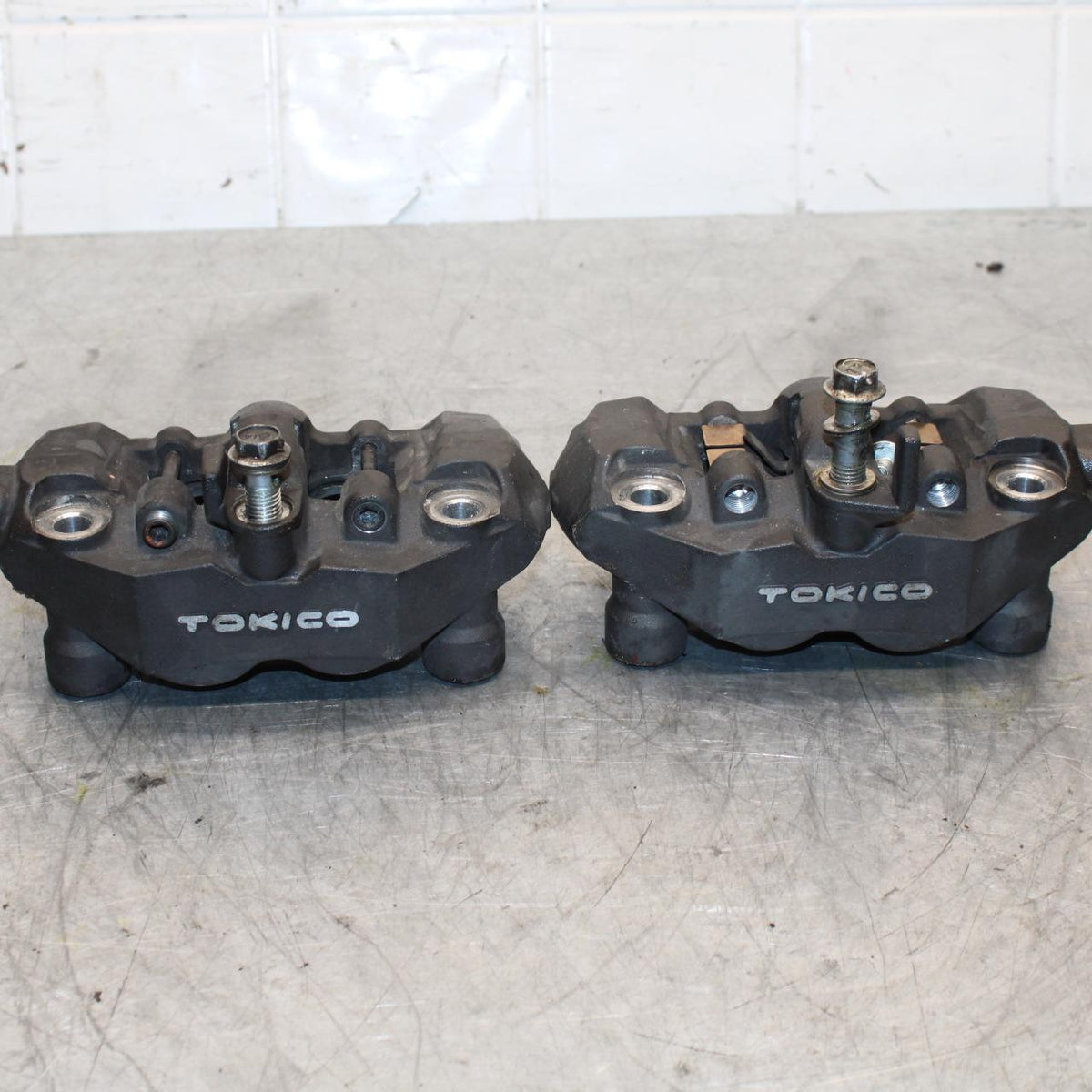 2006 Suzuki GSXR600 RIGHT LEFT FRONT BRAKE CALIPER SET PAIR CALIPERS  BB447