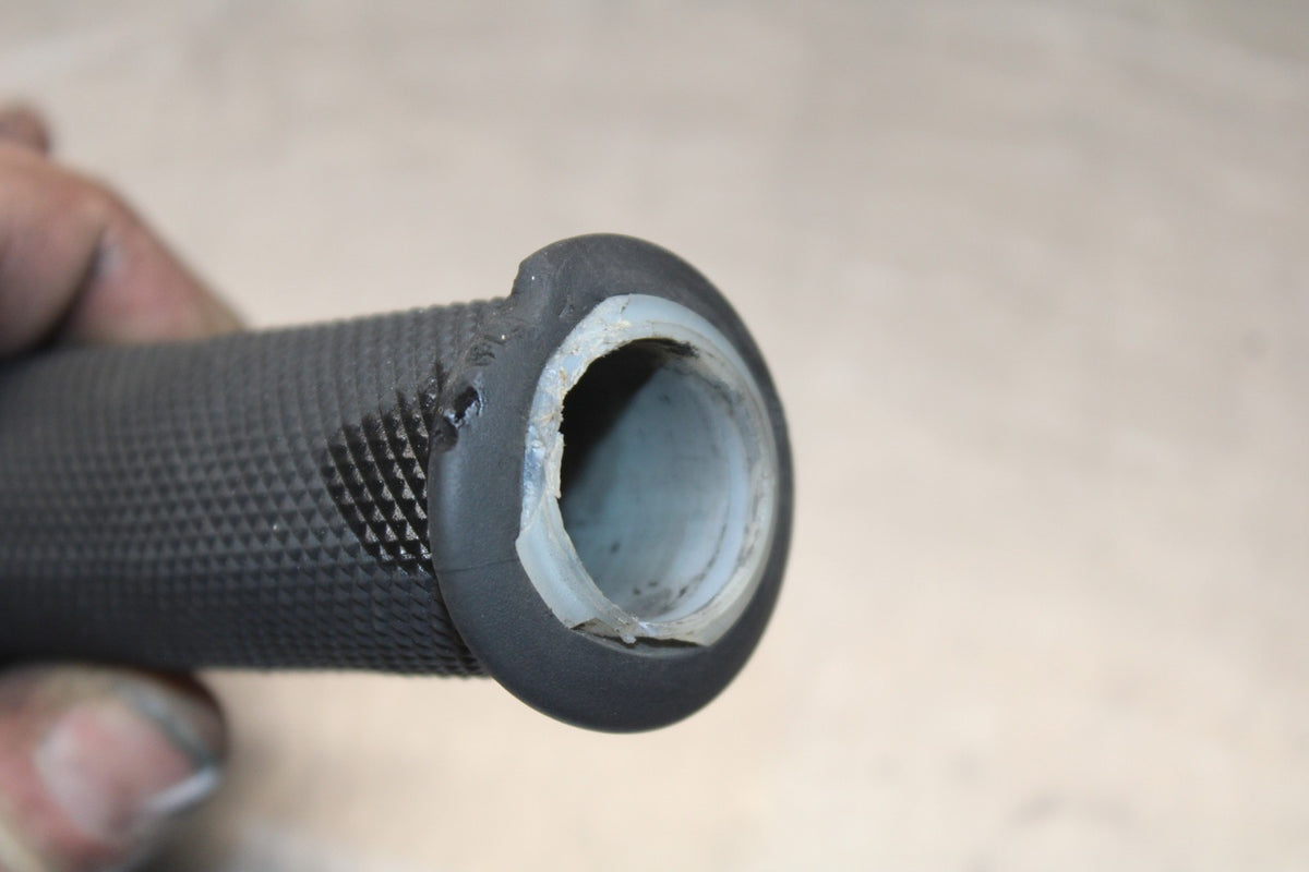 02 DUCATI MONSTER 620 RIGHT THROTTLE GRIP BB851