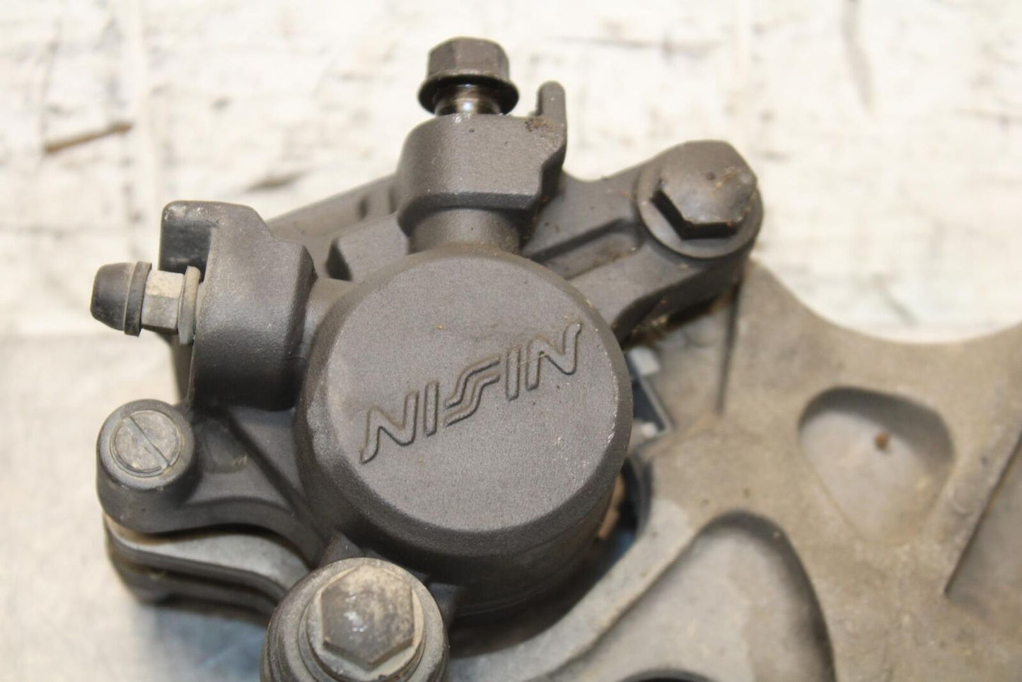 2006 Honda CBR600F4i REAR BACK BRAKE CALIPER W MOUNT BRACKET 43150-MBW-006 BB567