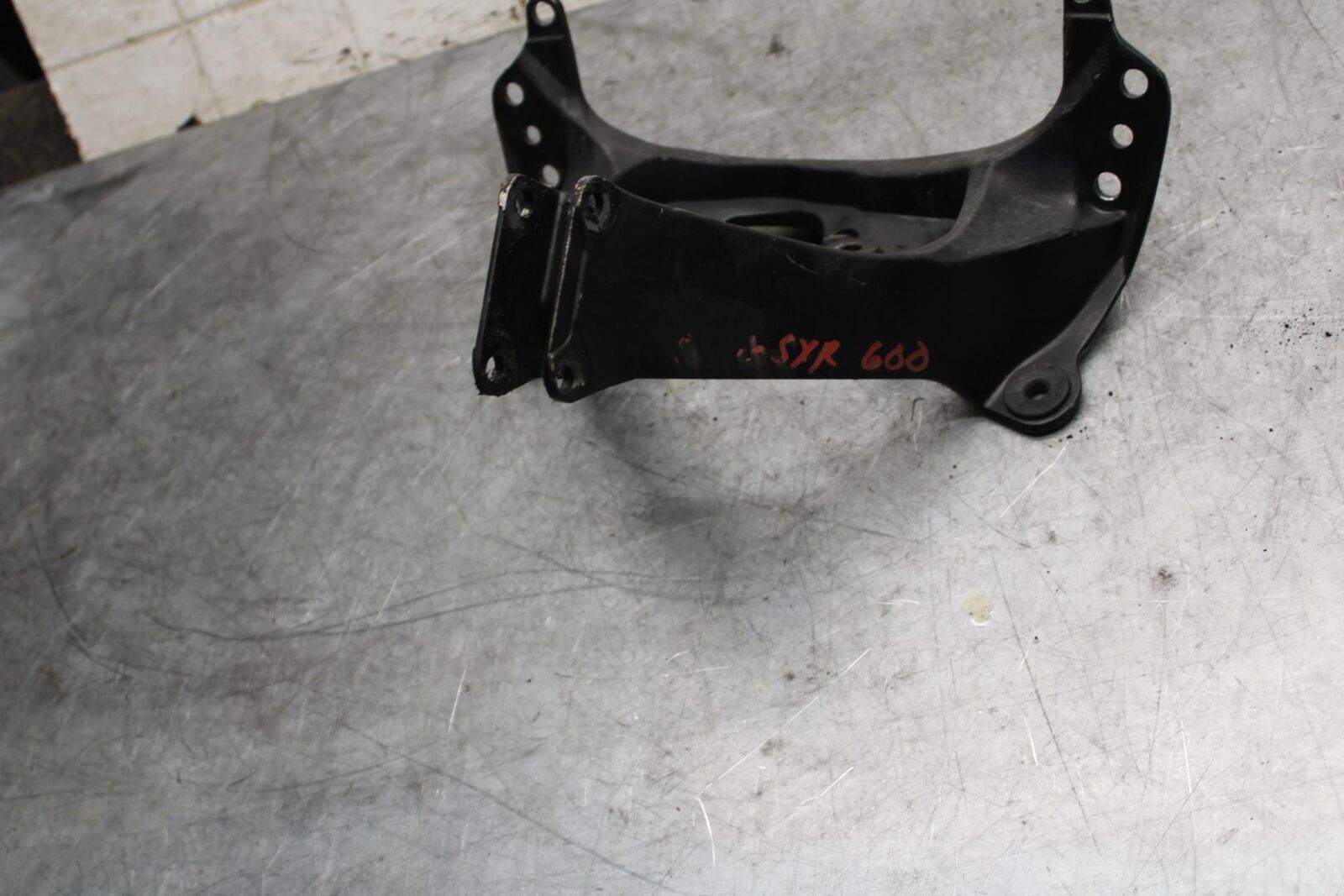06-07 SUZUKI GSXR600 750 UPPER FAIRING MIRROR GAUGES STAY BRACKET BB543