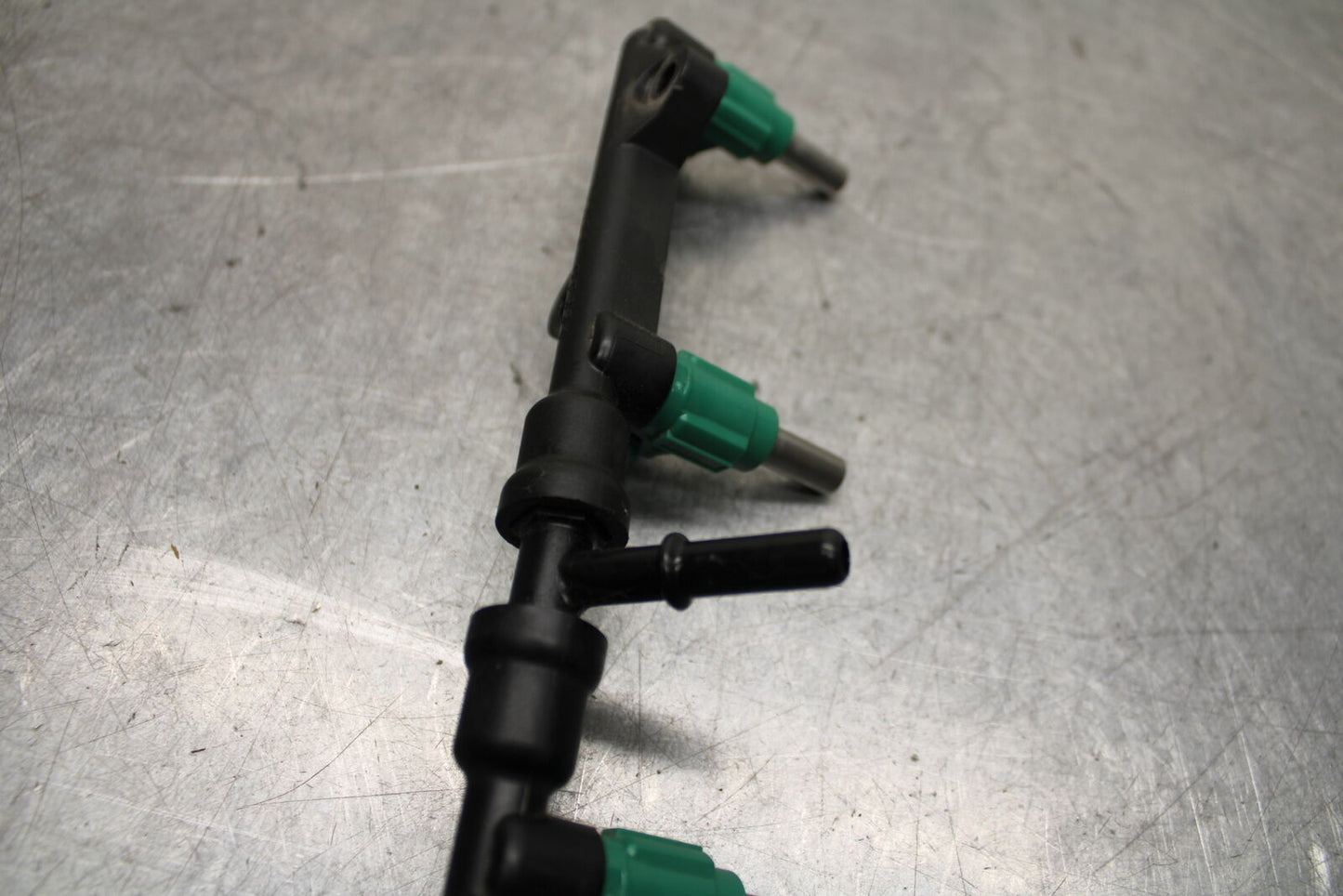 16 KAWASAKI NINJA ZX10R FUEL INJECTOR RAIL AIR BOX BB650