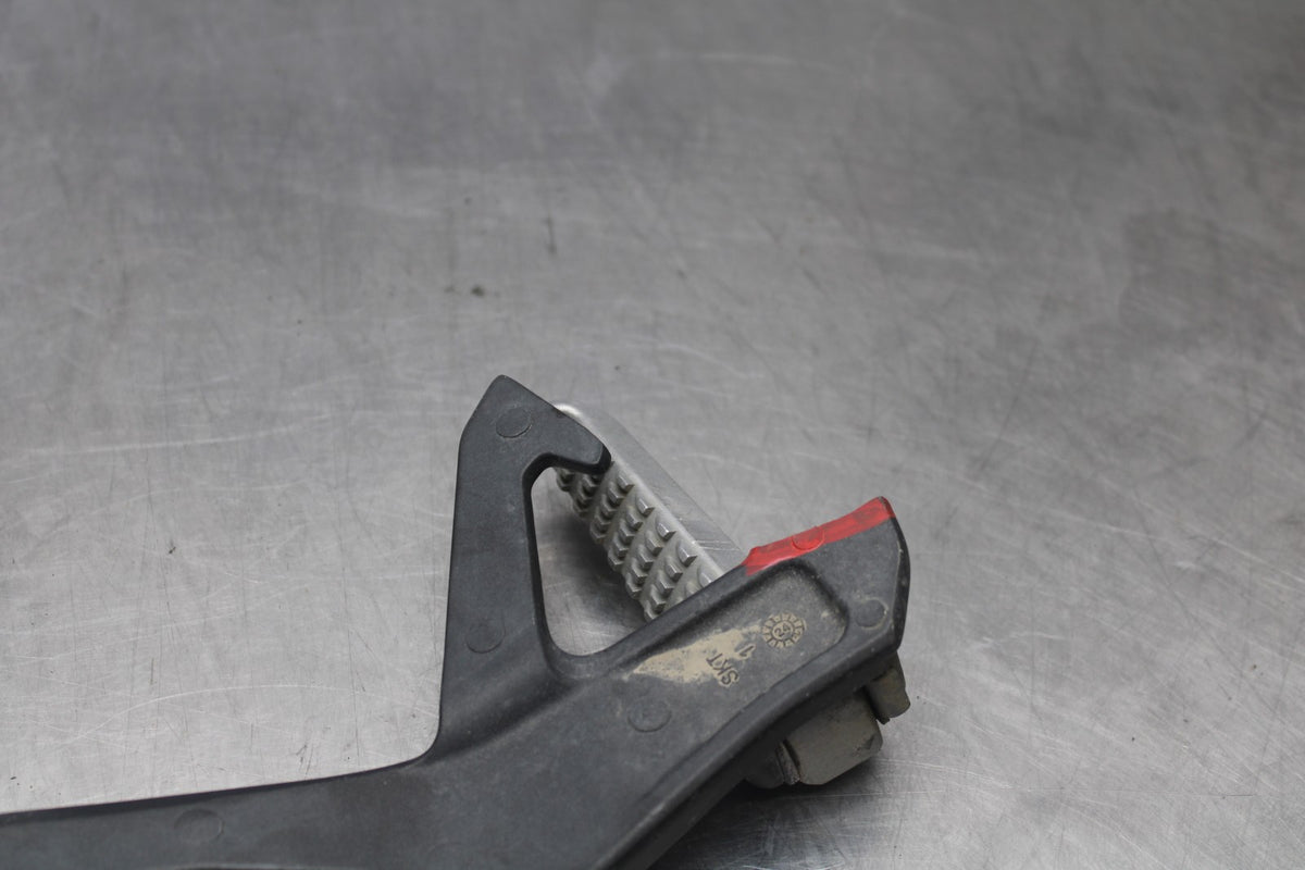 23-26 KAWASAKI NINJA ZX4RR RIGHT REAR BACK PASSENGER PEG BB898