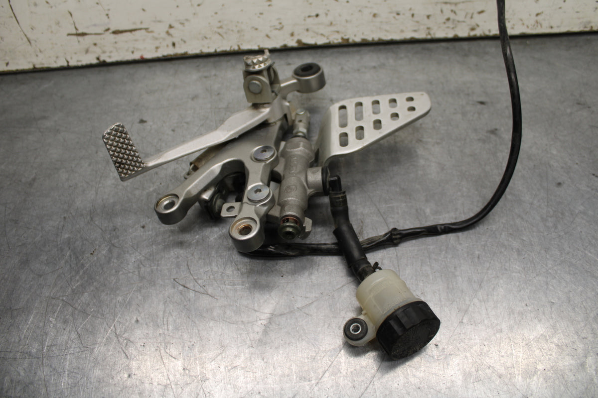 06-07 YAMAHA YZF R6 RIGHT REARSET REAR SET DRIVER FOOT PEG REST STOP BB742