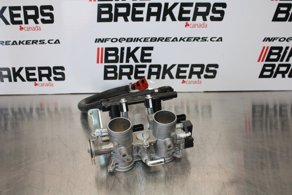 23 YAMAHA YZF R3 MAIN FUEL INJECTORS / THROTTLE BODIES BB147