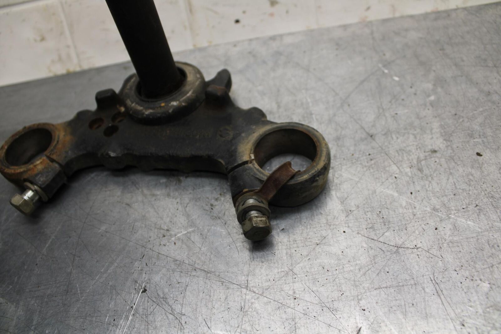 75 SUZUKI GT 550 FRONT FORKS CLAMP LOWER TRIPLE TREE STEM BB72