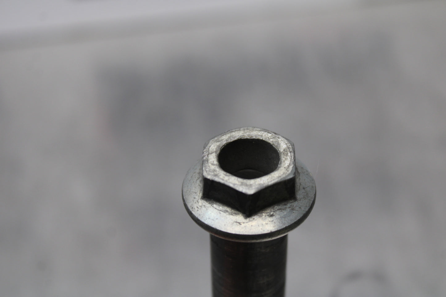 04-05 KAWASAKI NINJA ZX10R FRONT WHEEL RIM AXLE PIVOT BOLT BB163