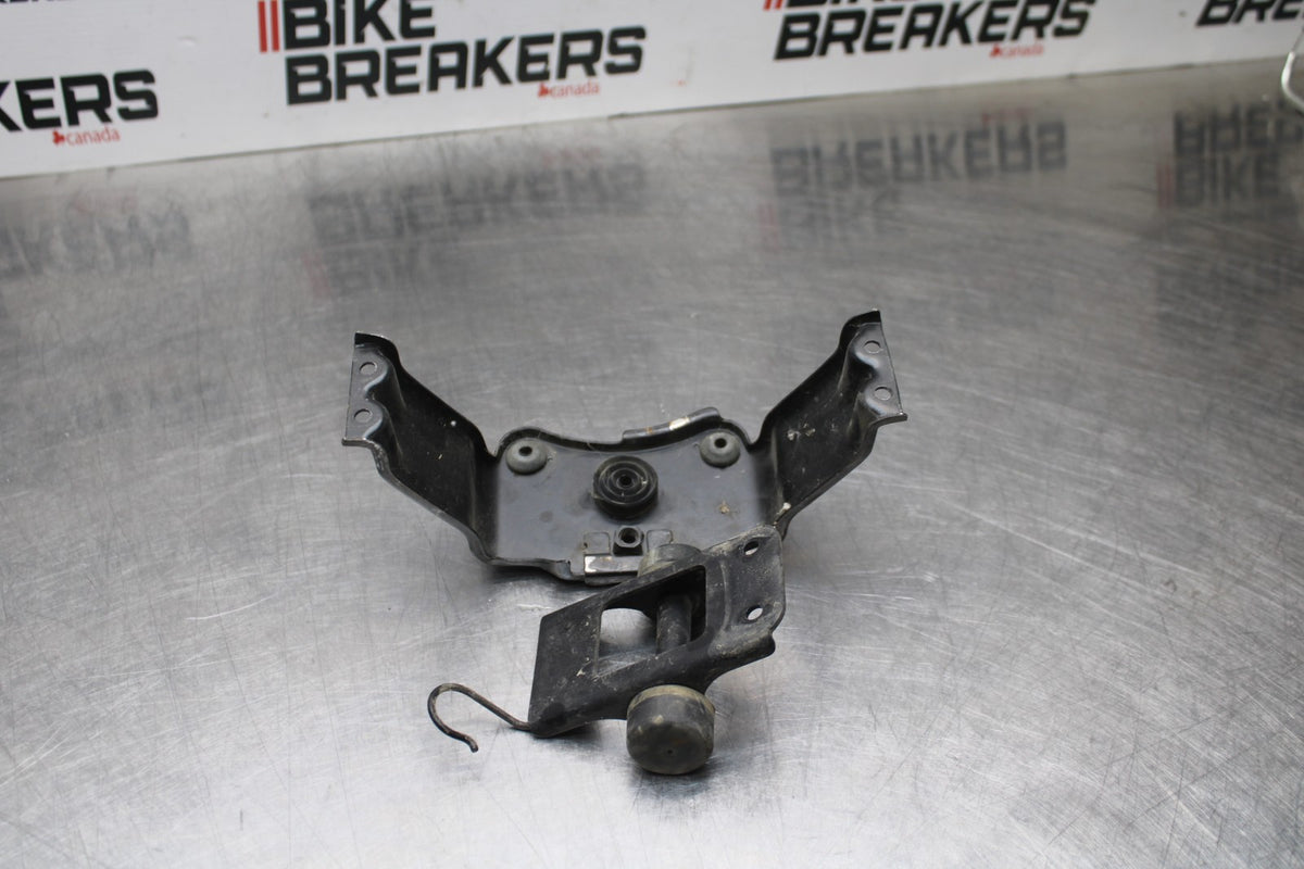 96 KAWASAKI NINJA 500 EX500A GAS TANK FUEL PETROL RESERVOIR BRACKET MOUNT BB768