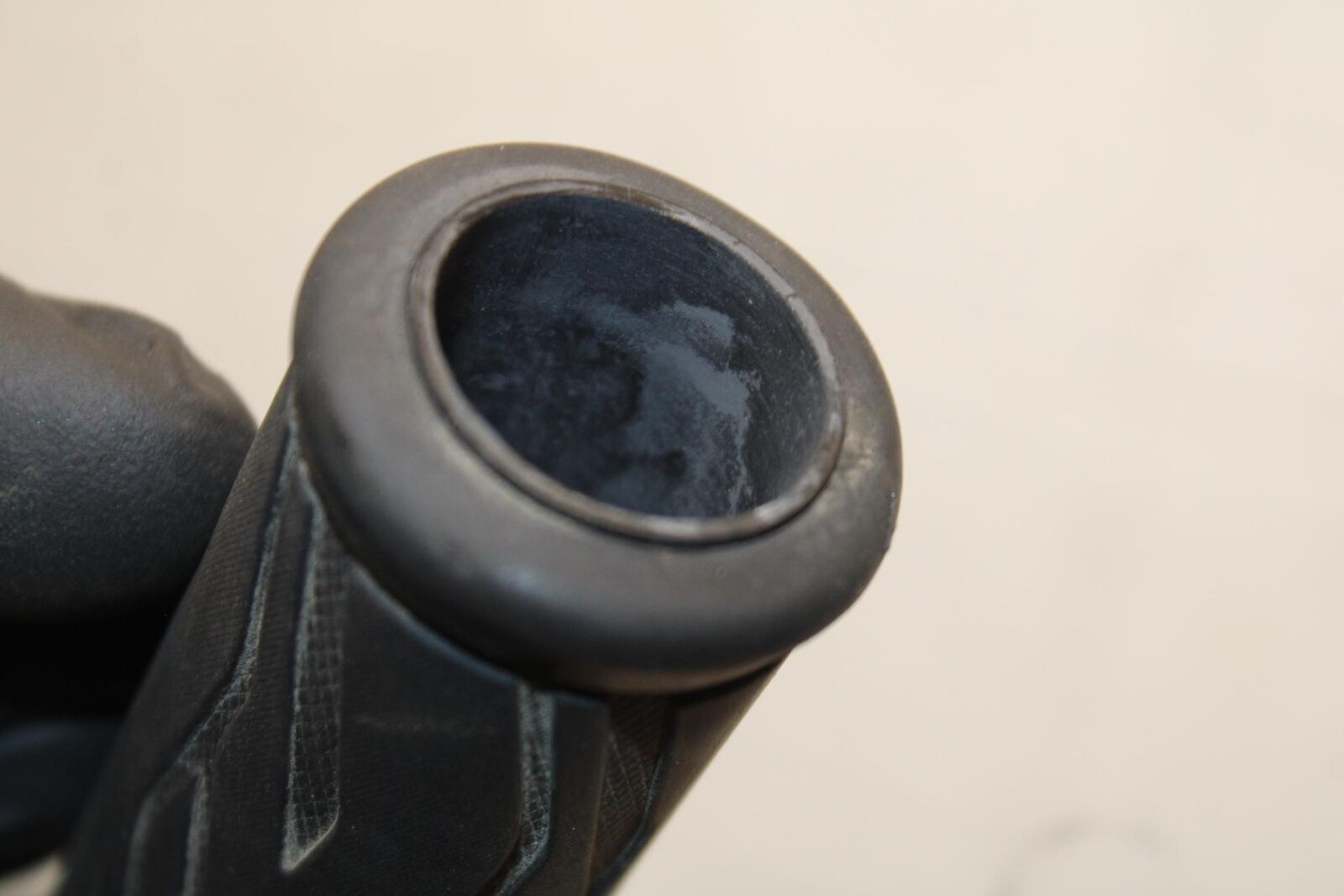 2017 Suzuki GSXR600 RIGHT THROTTLE GRIP 57110-21H02 BB598