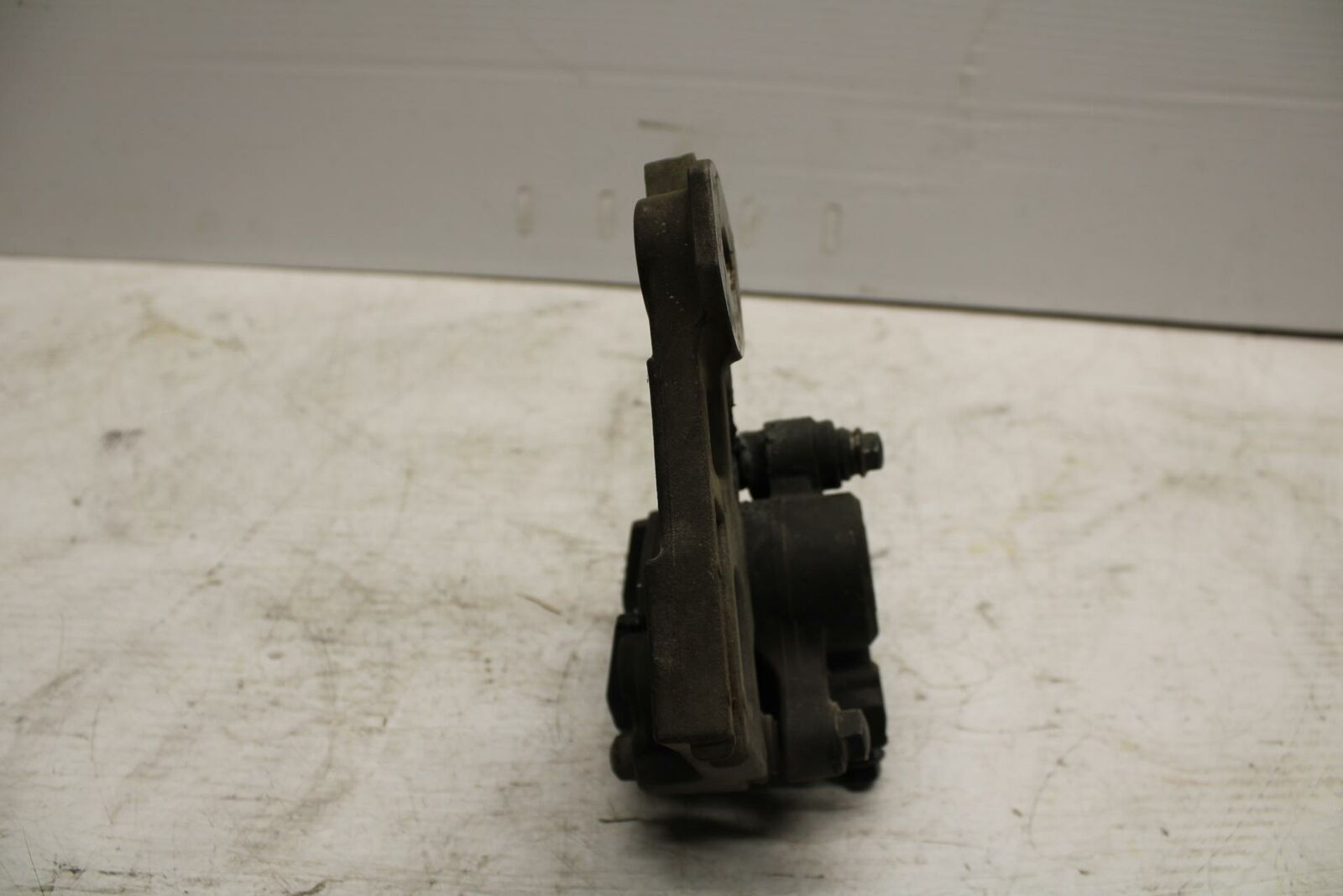 09 YAMAHA FZ6 REAR BACK BRAKE CALIPER W MOUNT BRACKET BB295