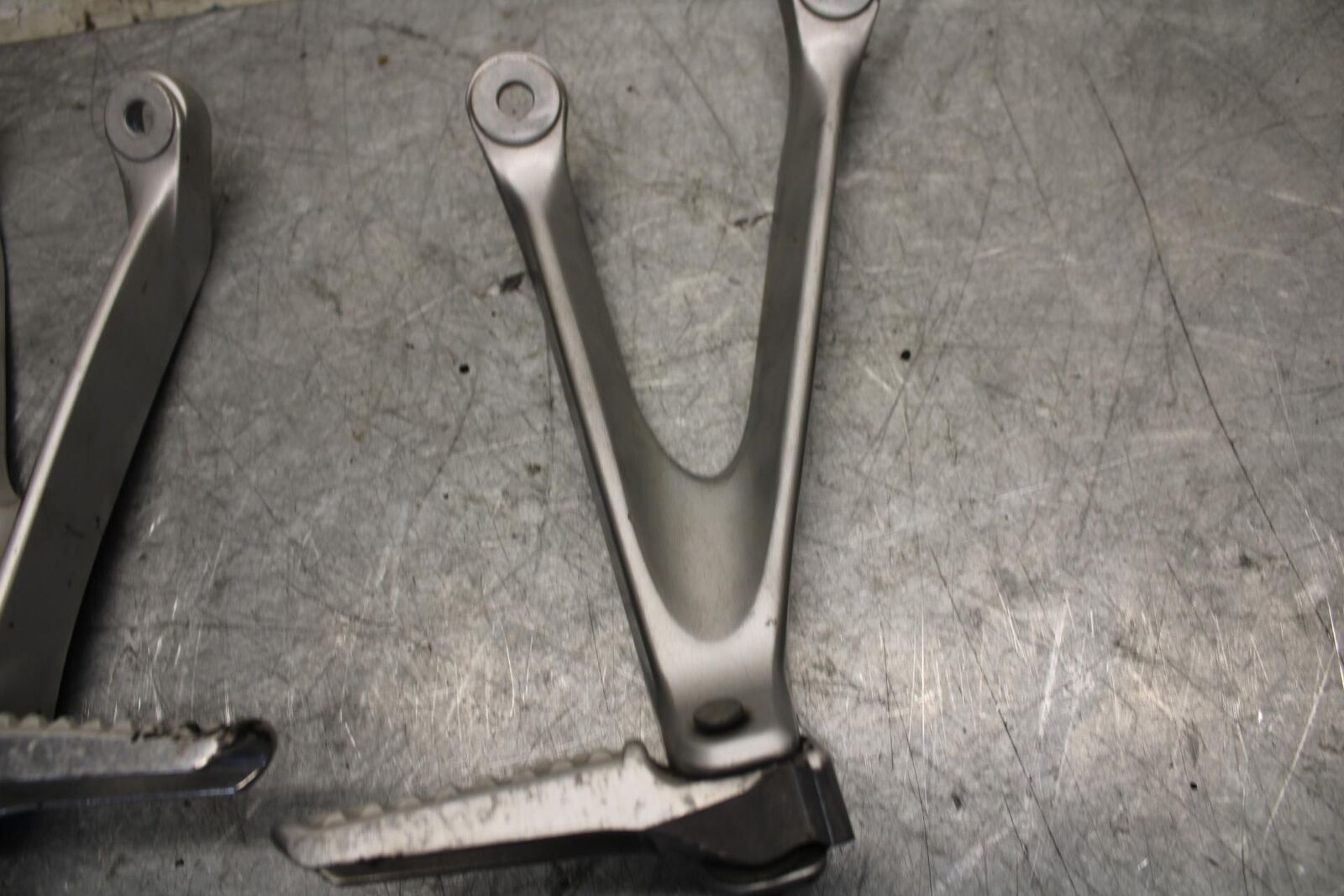 2016 Honda CBR1000RR REAR BACK PASSENGER PEG SET PAIR 50720-MEL-305 BB530