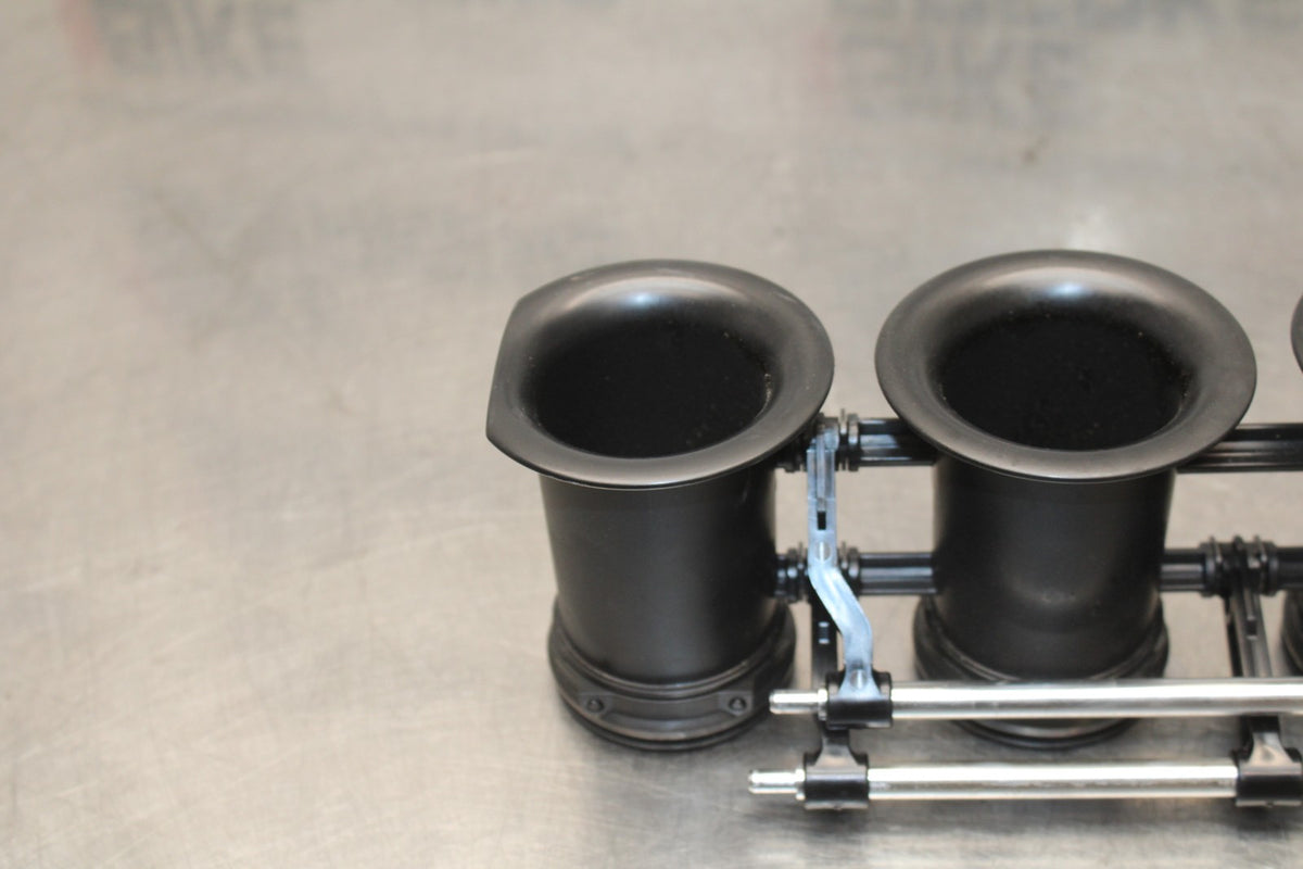 18 YAMAHA YZF R1  AIRBOX INTAKE VELOCITY STACKS BB838