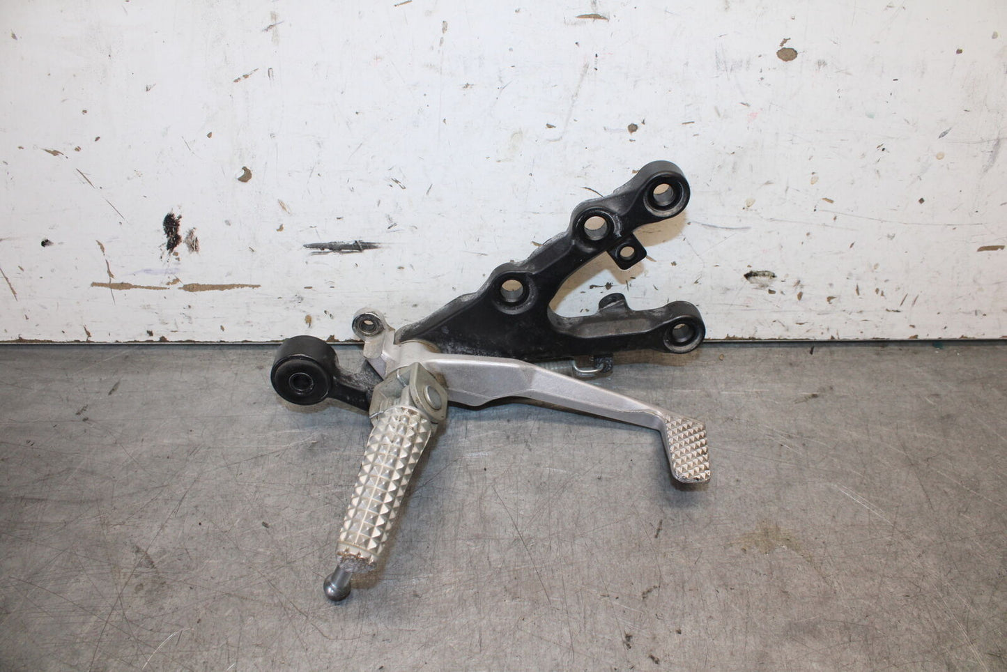 08-16 YAMAHA YZF R6 RIGHT REARSET REAR SET DRIVER FOOT PEG REST STOP BB665