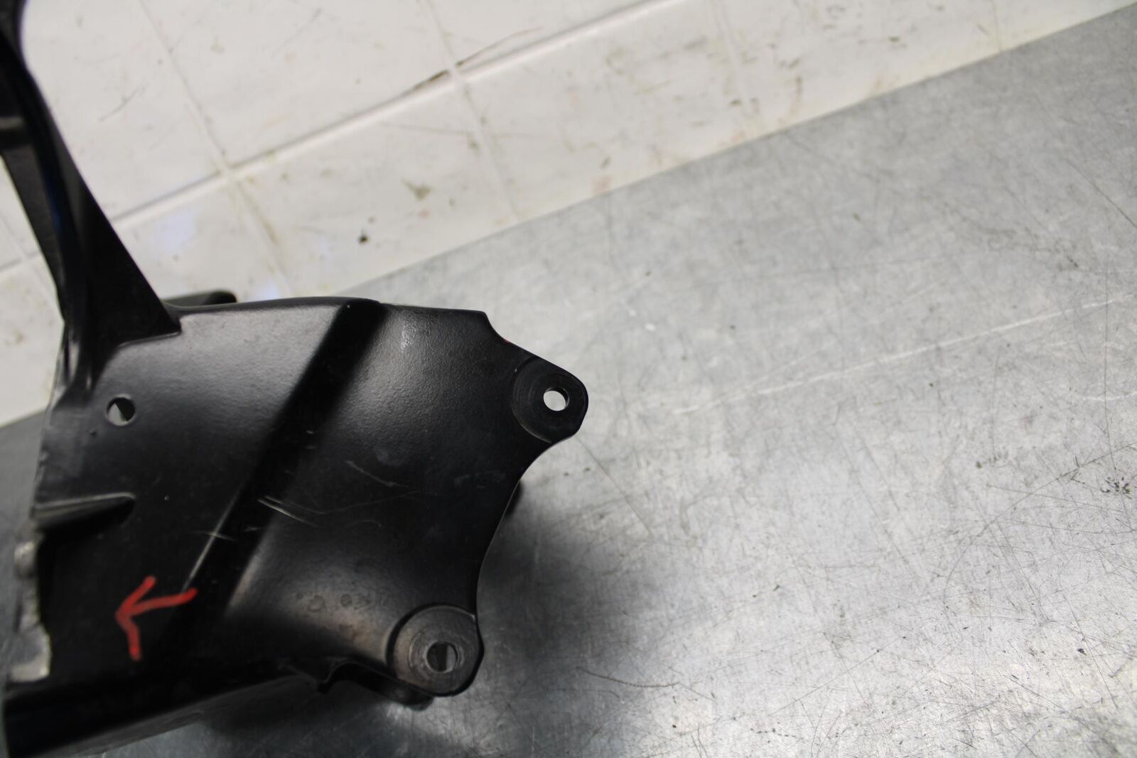 07 YAMAHA YZF R6 2c0 FAIRING MIRROR GAUGES STAY BRACKET 2C0-28356-00-00 BB75