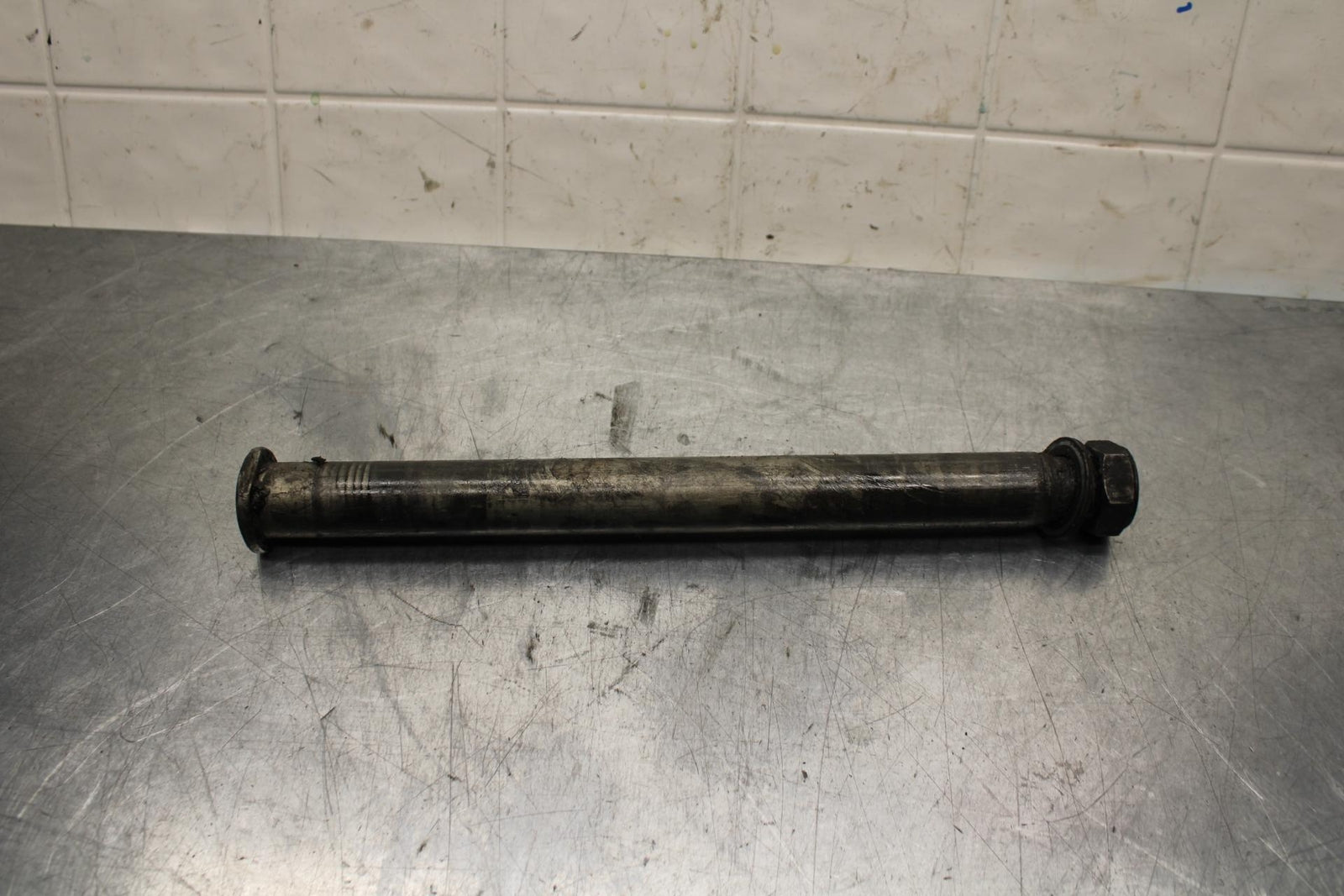 2007 Yamaha YZF R6 REAR AXLE BACK WHEEL RIM PIVOT BOLT 2C0-25381-10-00 BB590