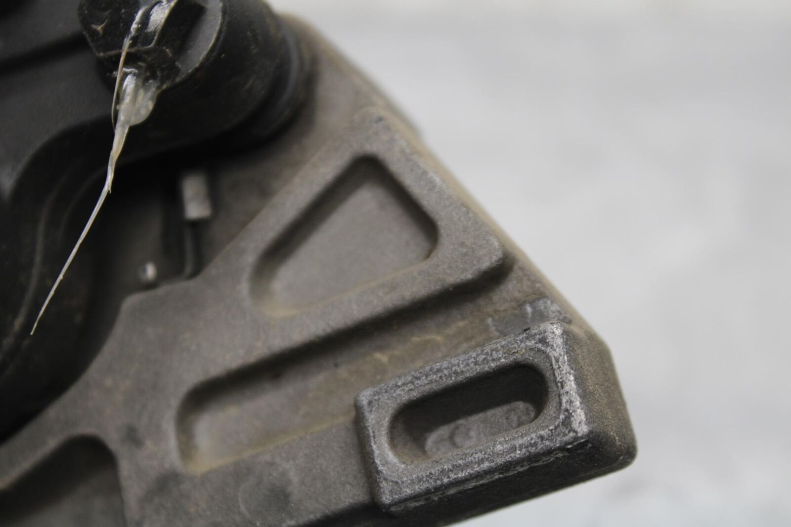 2007 Yamaha YZF R6S REAR BACK BRAKE CALIPER W MOUNT BRACKET BB594