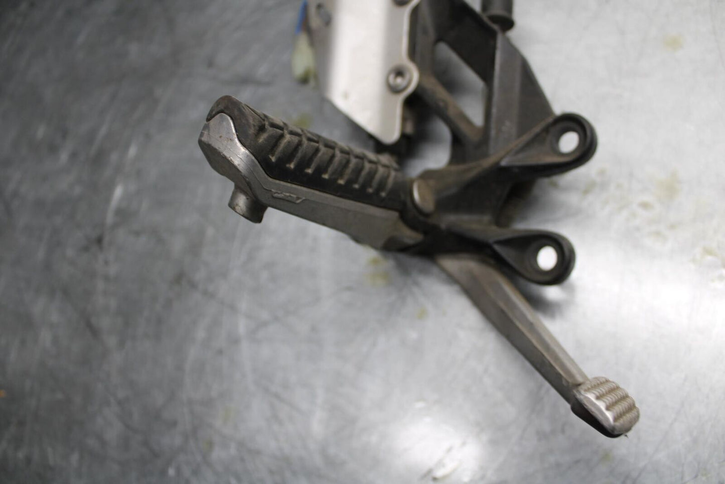 06-07 KAWASAKI NINJA ZX14R RIGHT REARSET REAR SET DRIVER FOOT PEG BB466