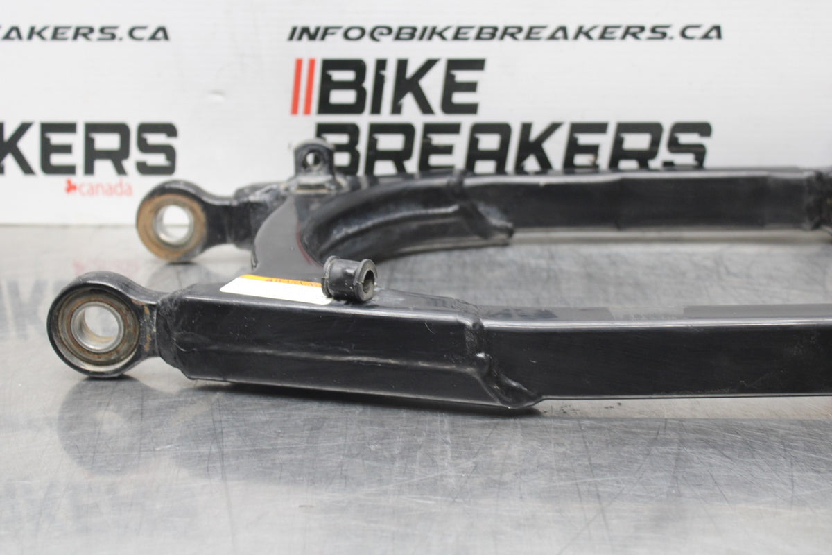 09 HARLEY-DAVIDSON SPORTSTER 1200 CUSTOM XL1200C SWINGARM SUSPENSION ARM BB776