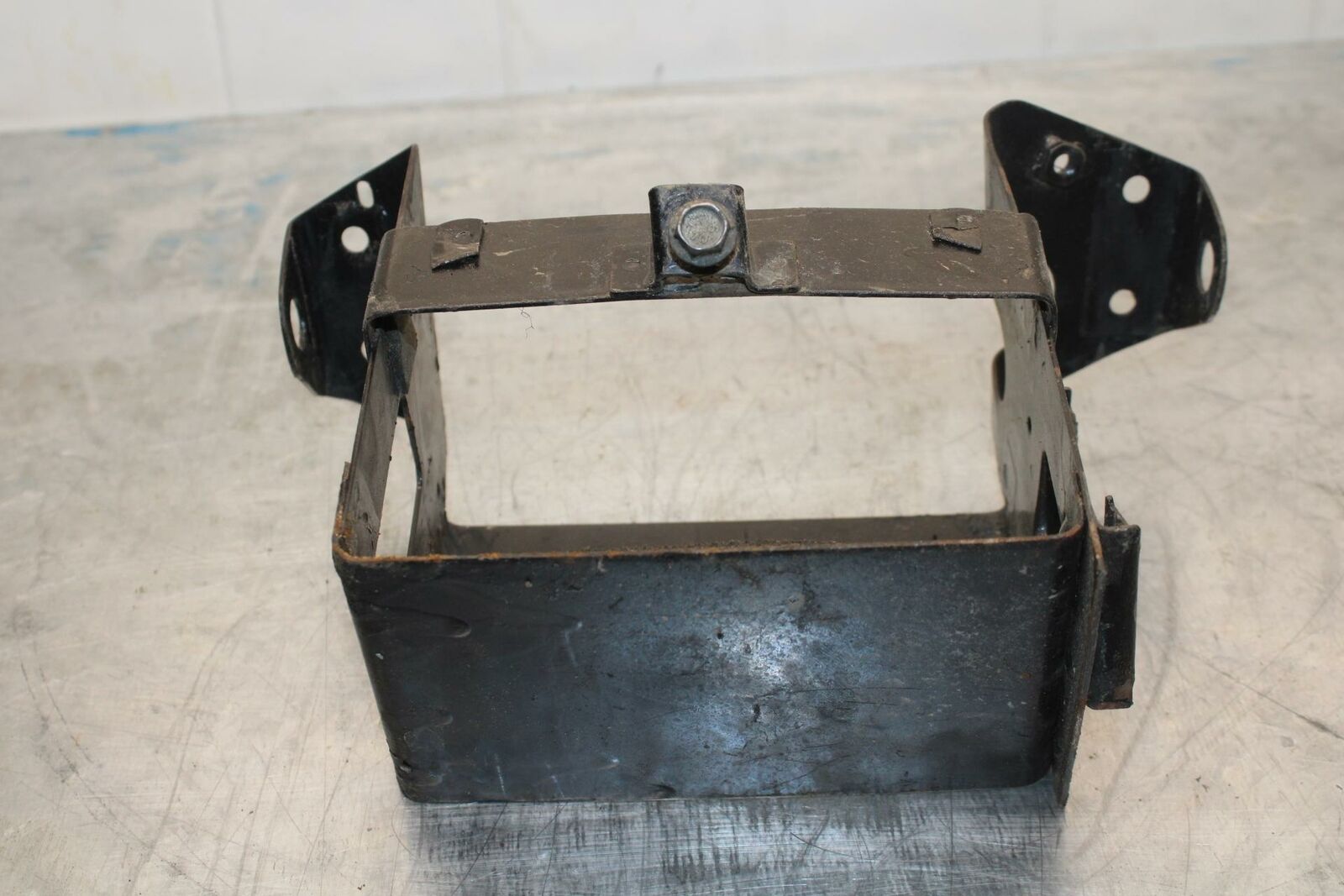 92 SUZUKI GSXR1100 REAR BACK TAIL UNDERTAIL BATTERY TRAY PLASTIC BB411