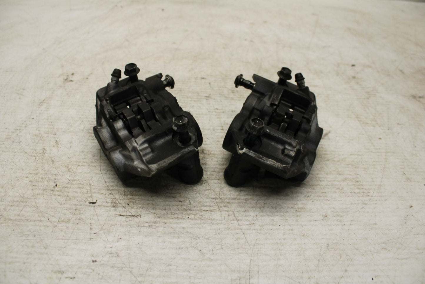 15 YAMAHA FZ09 RIGHT LEFT FRONT BRAKE CALIPER SET PAIR CALIPERS BB367