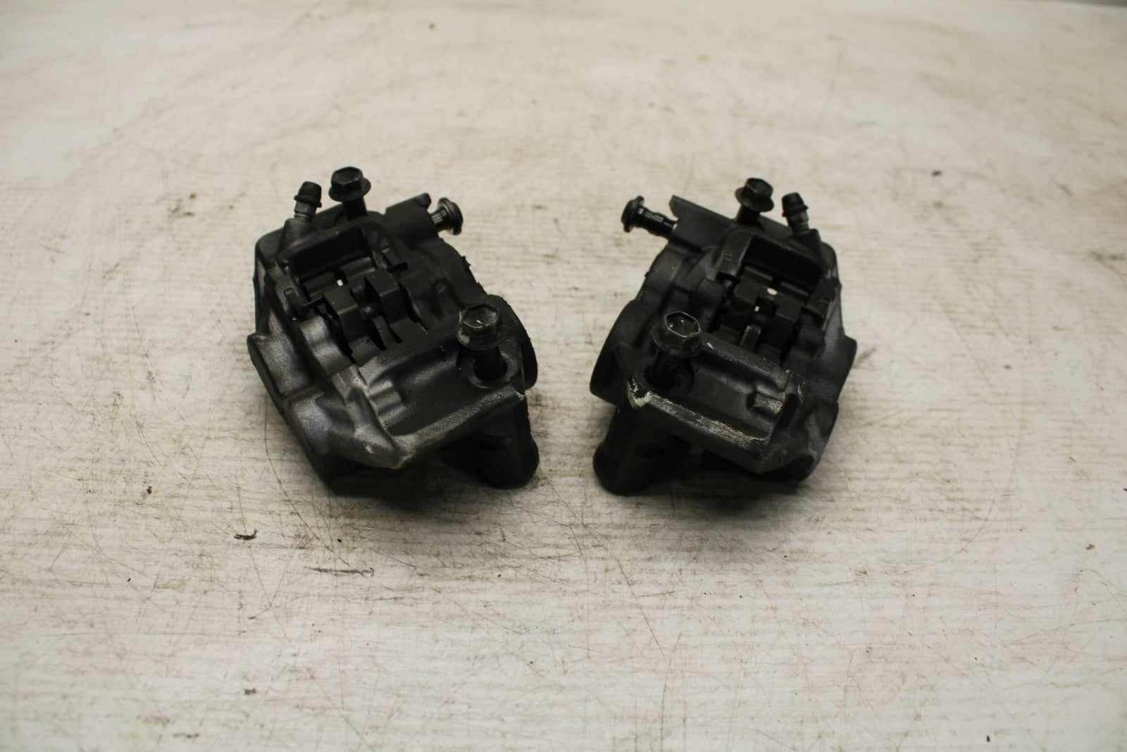 15 YAMAHA FZ09 RIGHT LEFT FRONT BRAKE CALIPER SET PAIR CALIPERS BB367