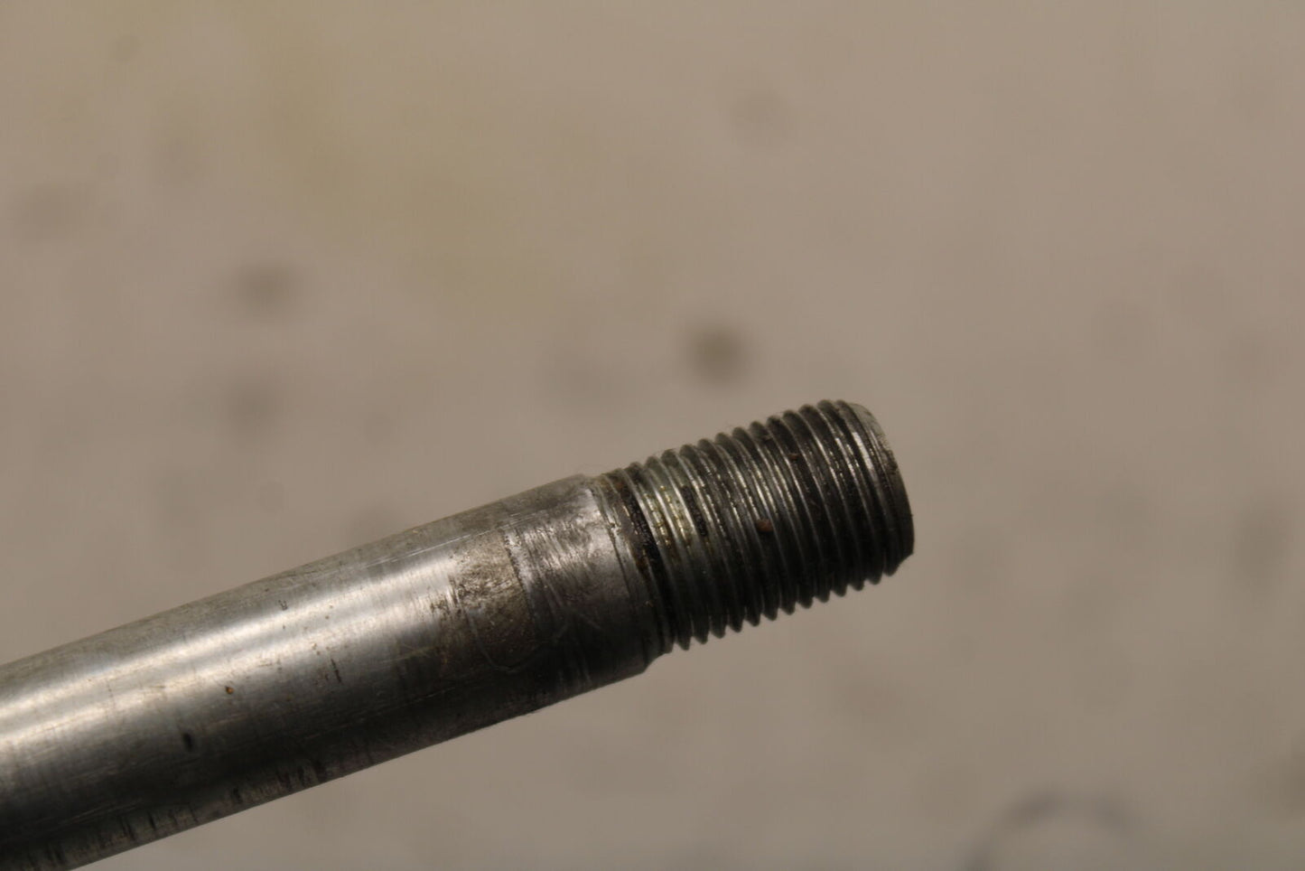 05-06 SUZUKI BOULEVARD M50 FRONT WHEEL RIM AXLE PIVOT BOLT BB671