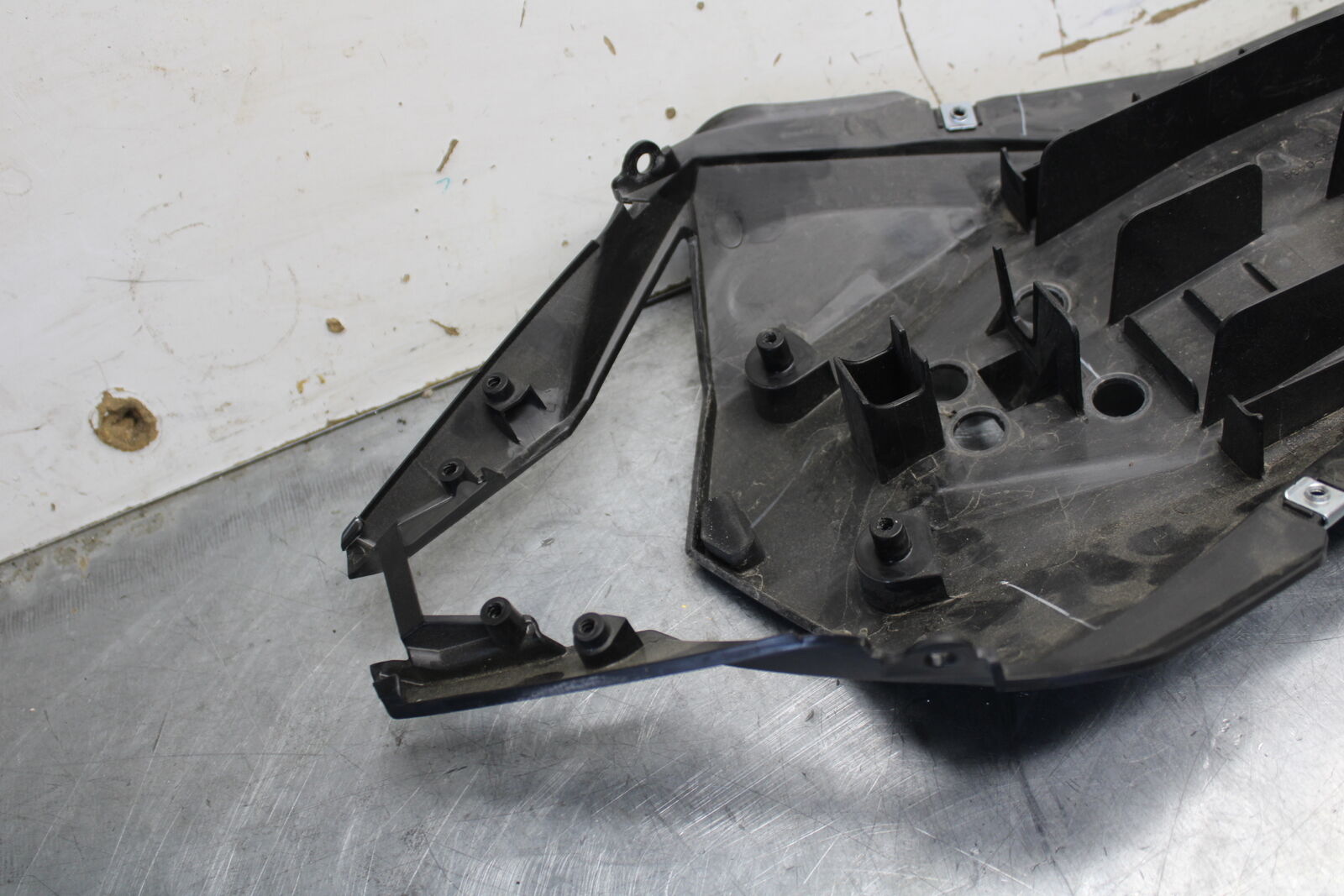 18-23 KAWASAKI NINJA 400 REAR BACK TAIL UNDERTAIL BATTERY TRAY PLASTIC BB679