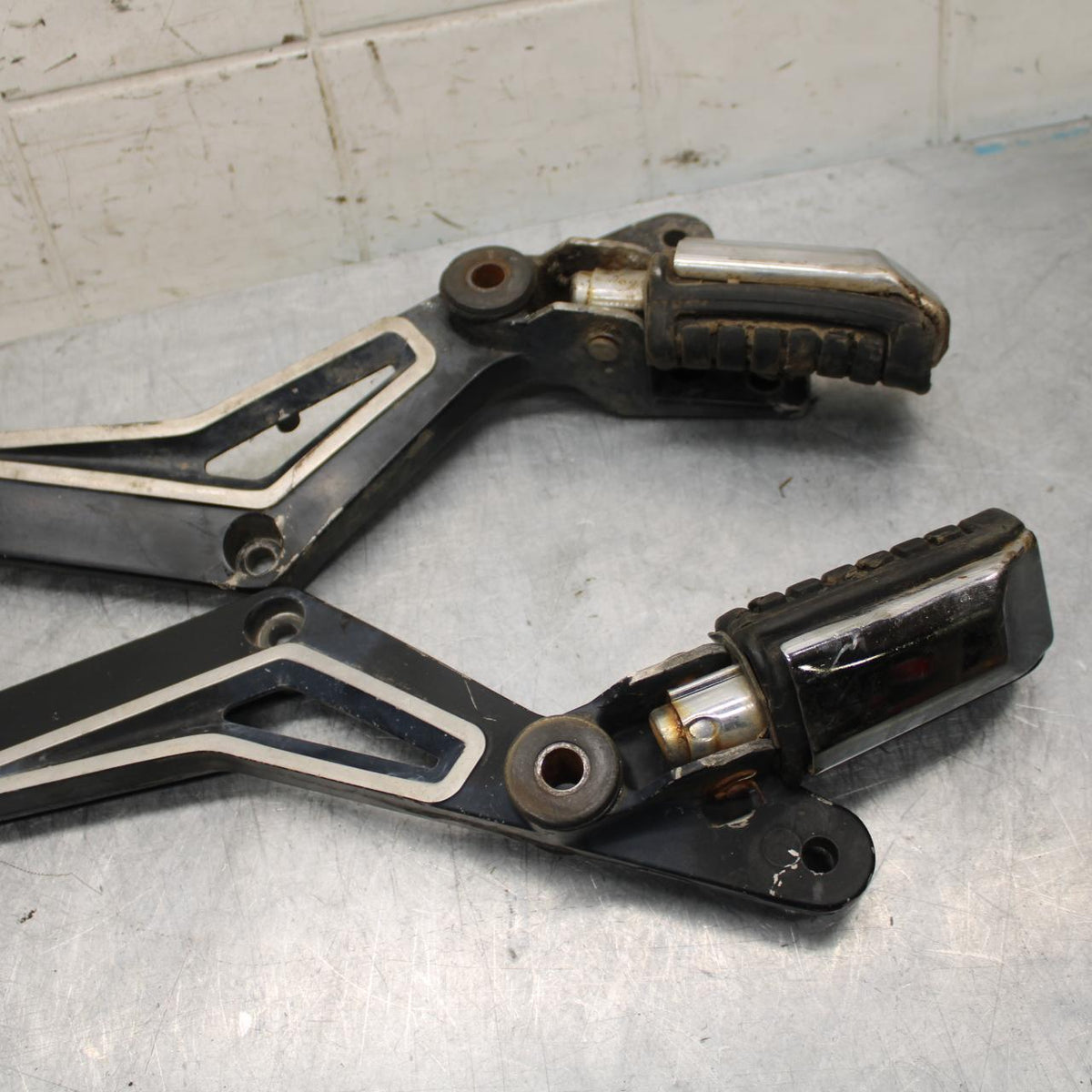 84-85 HONDA V65 SABRE REAR BACK PASSENGER PEG SET PAIR BB05