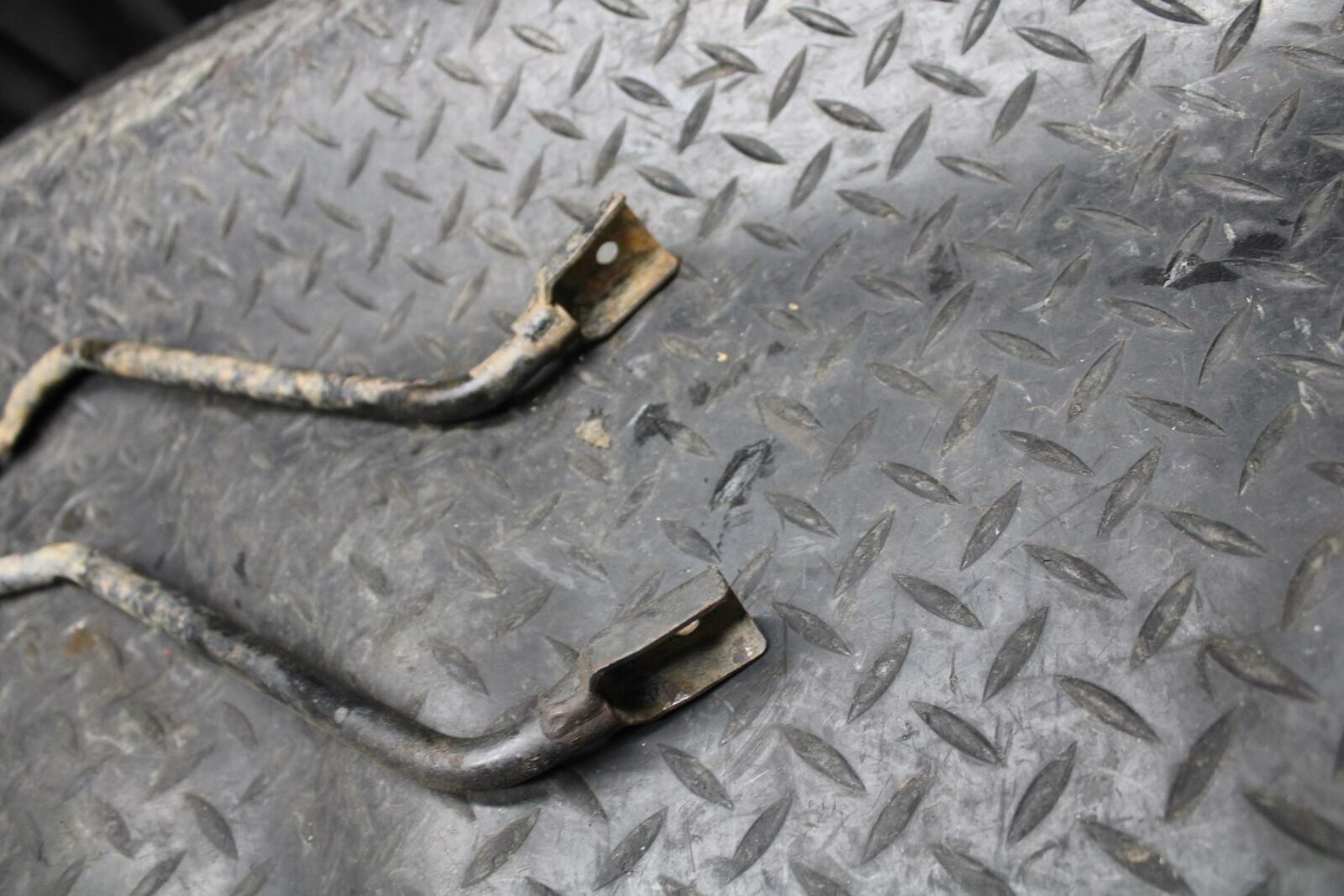 2004 Yamaha Banshee 350 YFZ350 FRONT FENDER MUD GUARD STAY BB232