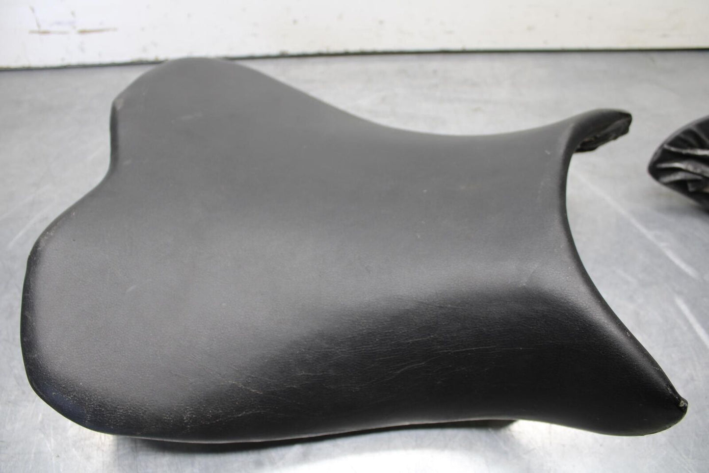 06-07 SUZUKI GSXR 600 FRONT DRIVERS SEAT PAD SADDLE PILLION BB621